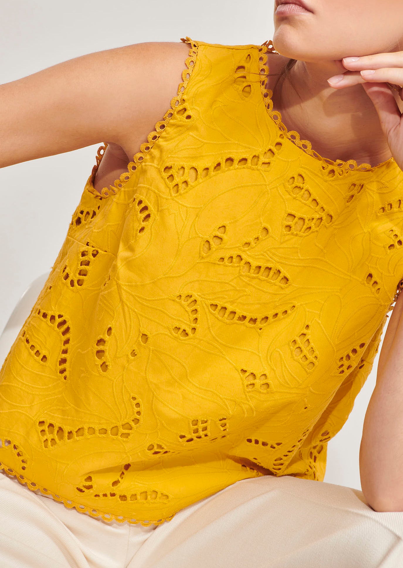 Top Thia jaune en broderie anglaise Faume - seconde main