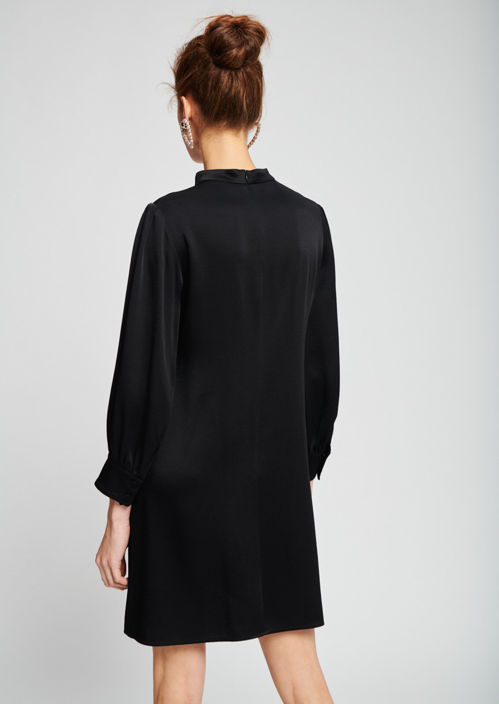 Robe ample noire en satin martelé Faume - seconde main