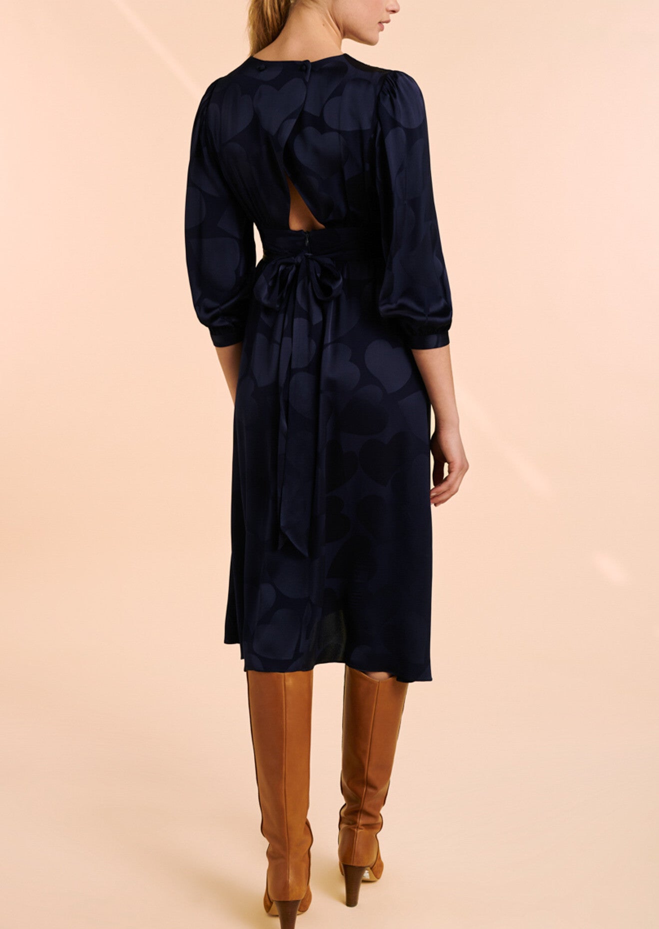 Robe Rémie mi-longue bleu nuit en viscose satinée imprimé coeurs Faume - seconde main