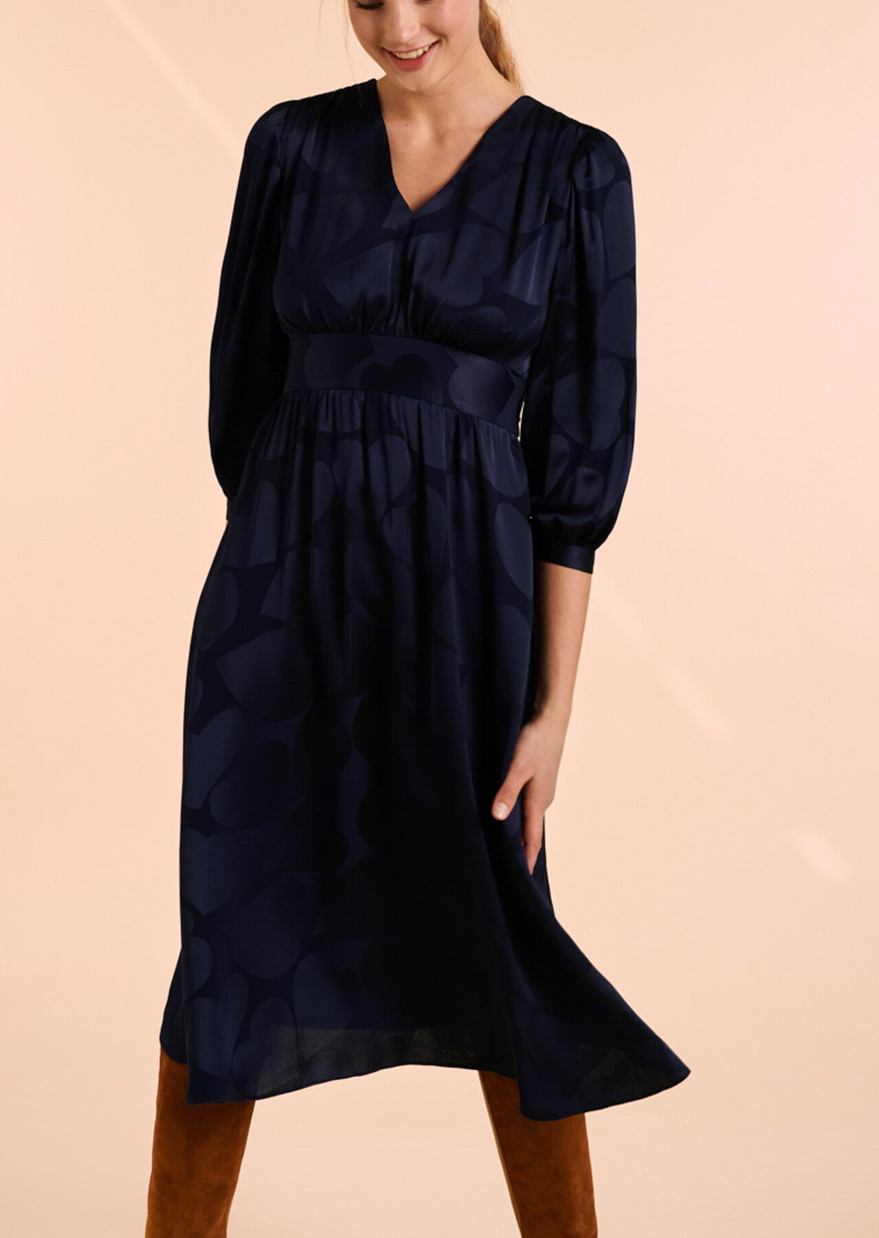 Robe Rémie mi-longue bleu nuit en viscose satinée imprimé coeurs Faume - seconde main