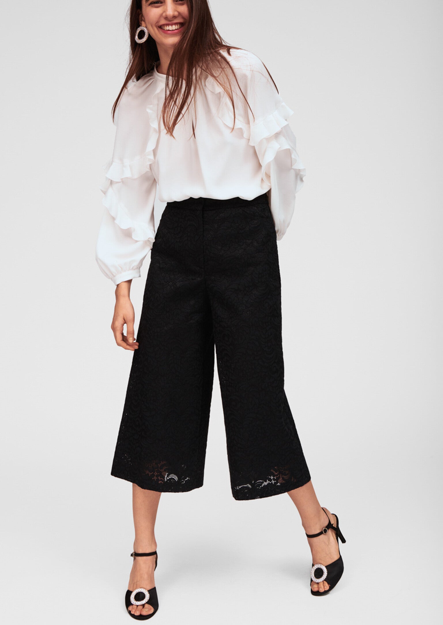 Pantalon 3/4 noir avec détails broderies Faume - seconde main