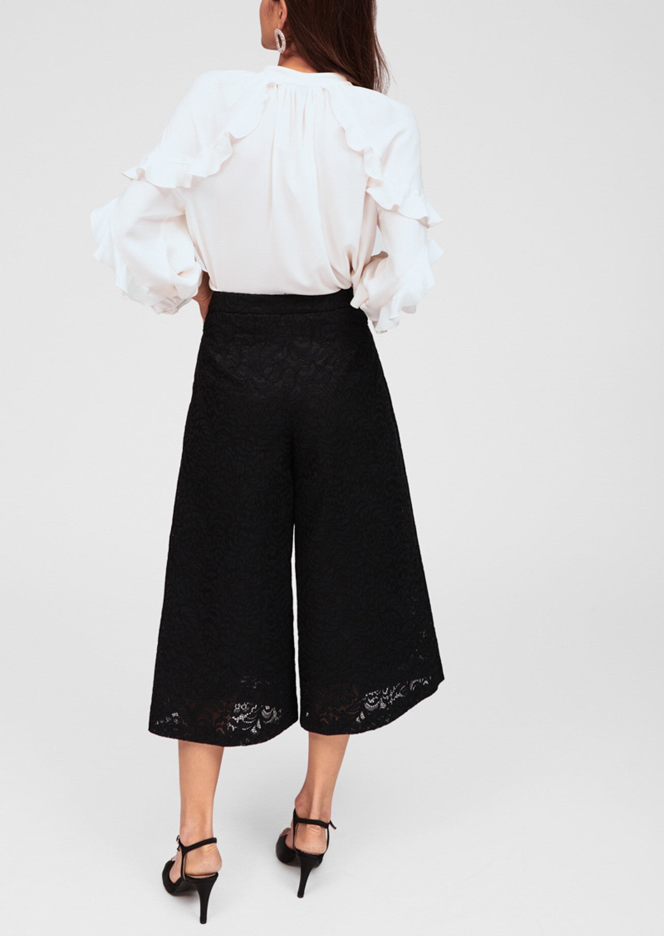 Pantalon 3/4 noir avec détails broderies Faume - seconde main