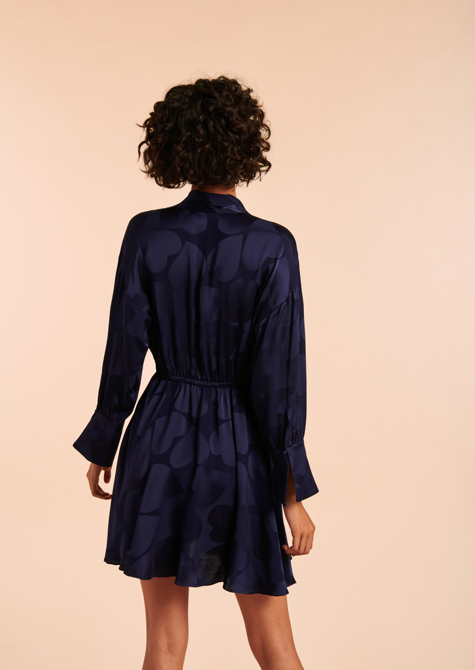 Robe courte Renée bleu nuit en viscose satinée imprimé coeurs Faume - seconde main