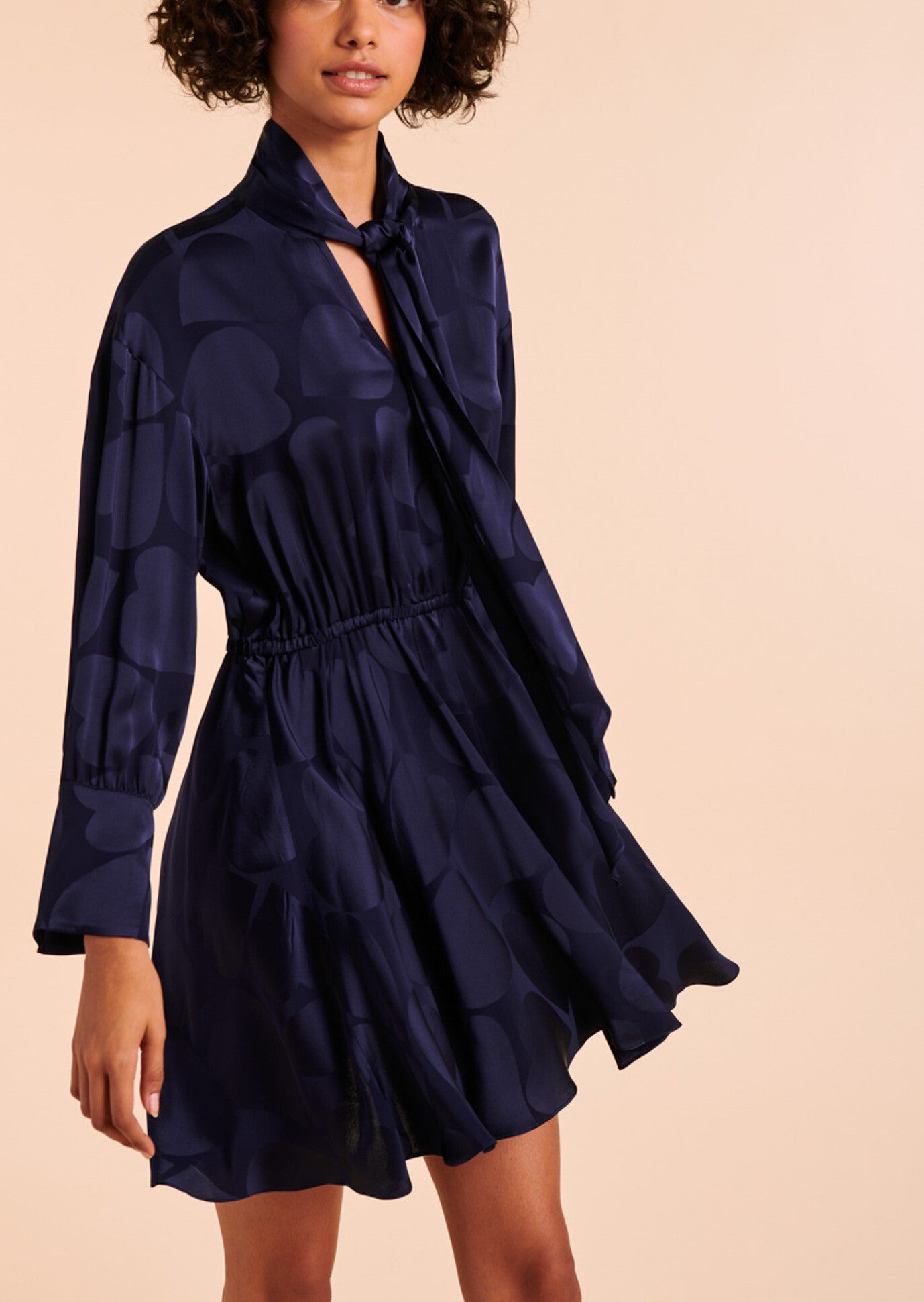 Robe courte Renée bleu nuit en viscose satinée imprimé coeurs Faume - seconde main