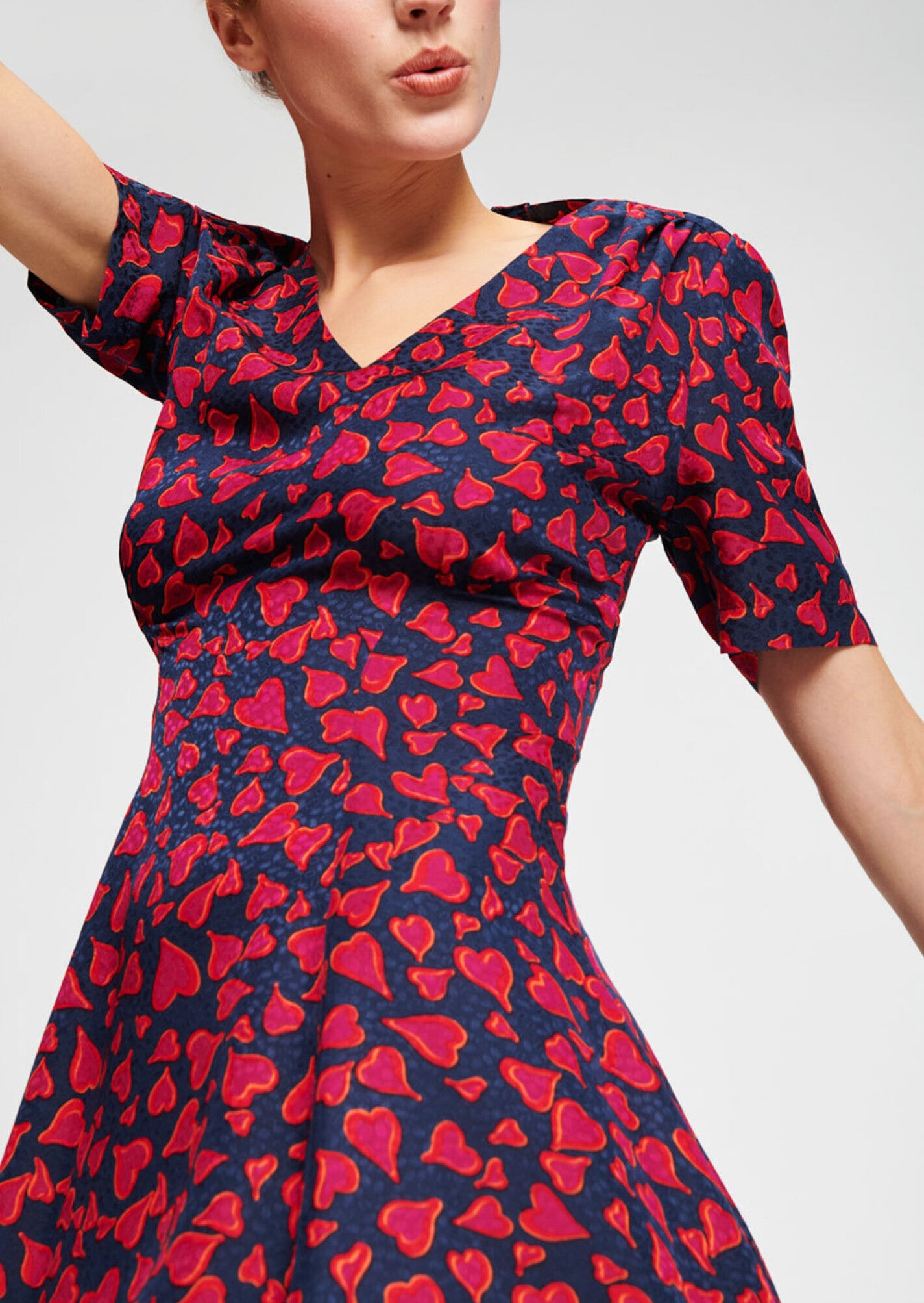 Robe courte bleu nuit motif cœurs rouges Faume - seconde main