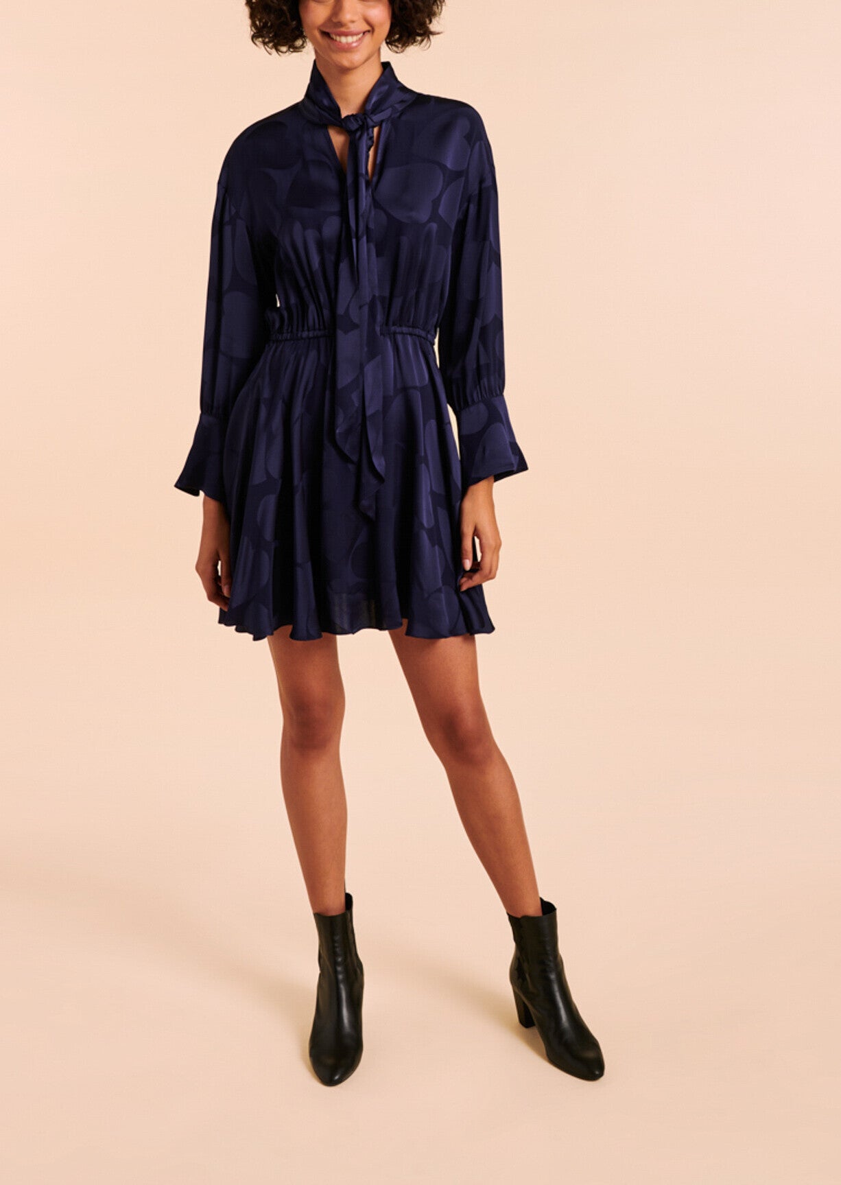 Robe courte Renée bleu nuit en viscose satinée imprimé coeurs Faume - seconde main