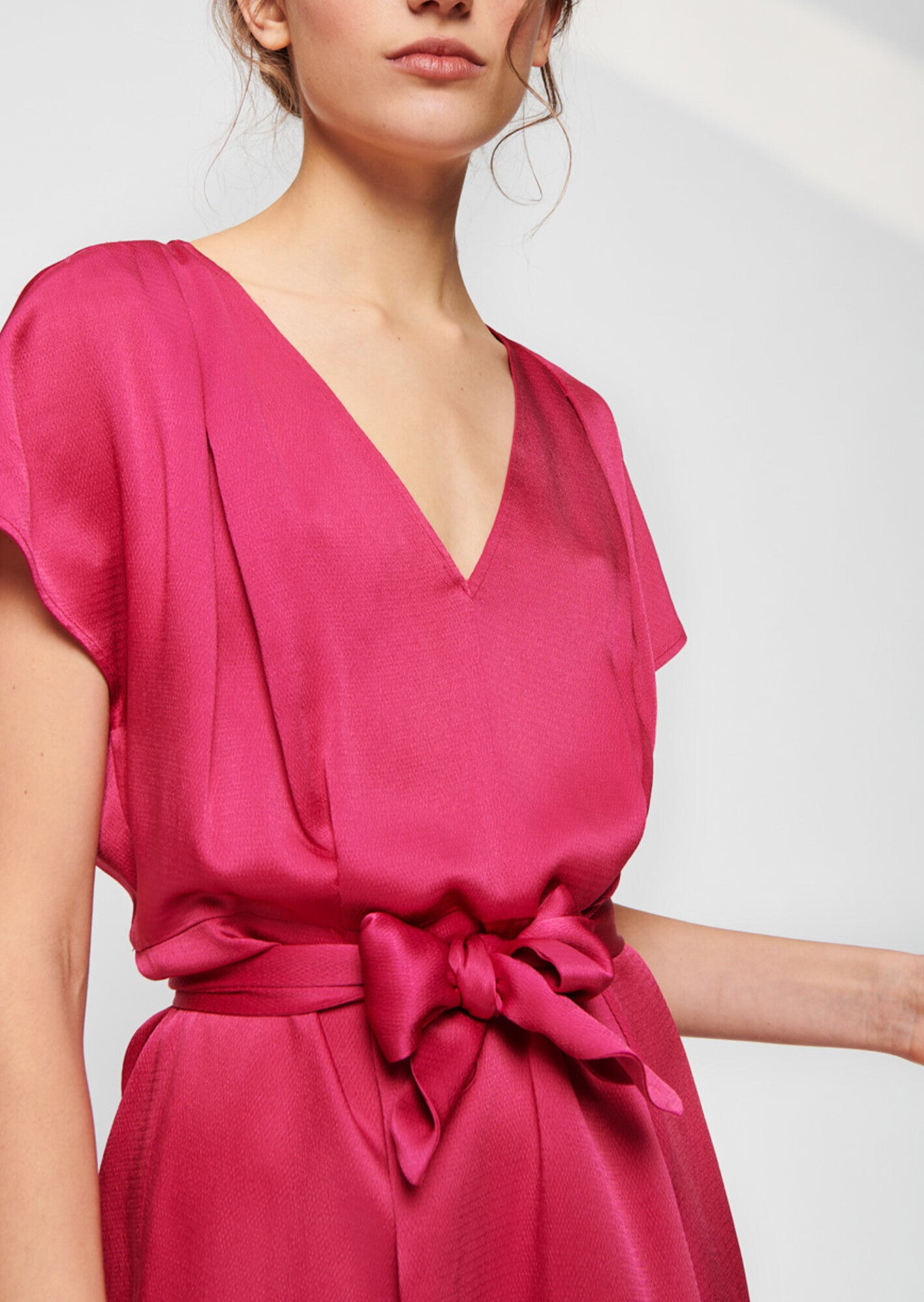 Robe courte azalée en satin martelé Faume - seconde main