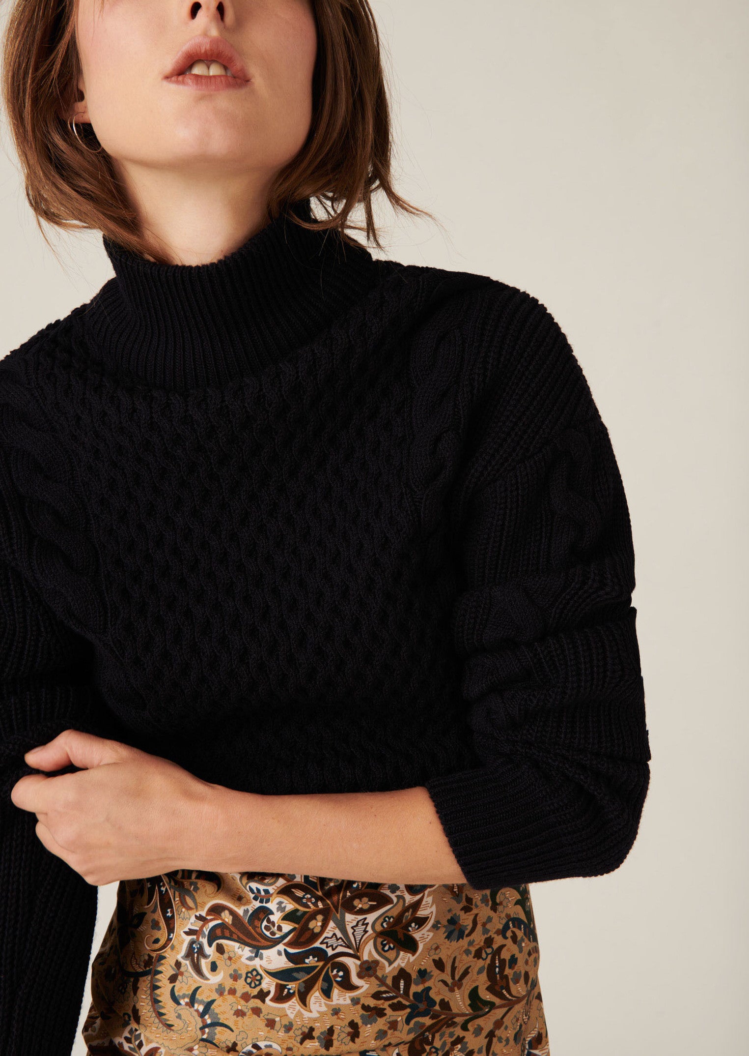 Pull Naoko col roulé bleu nuit en maille mérinos à torsades et tricotage fantaisies Faume - seconde main