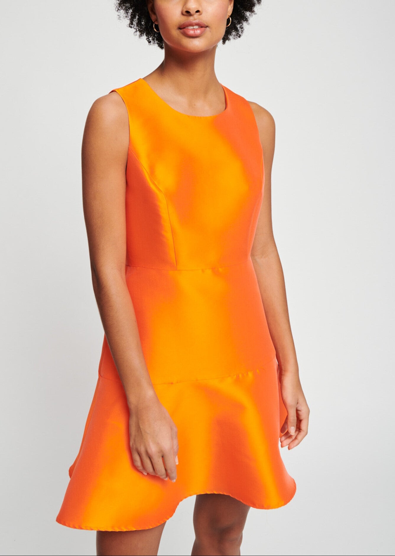 Robe courte orange en satin duchesse Faume - seconde main