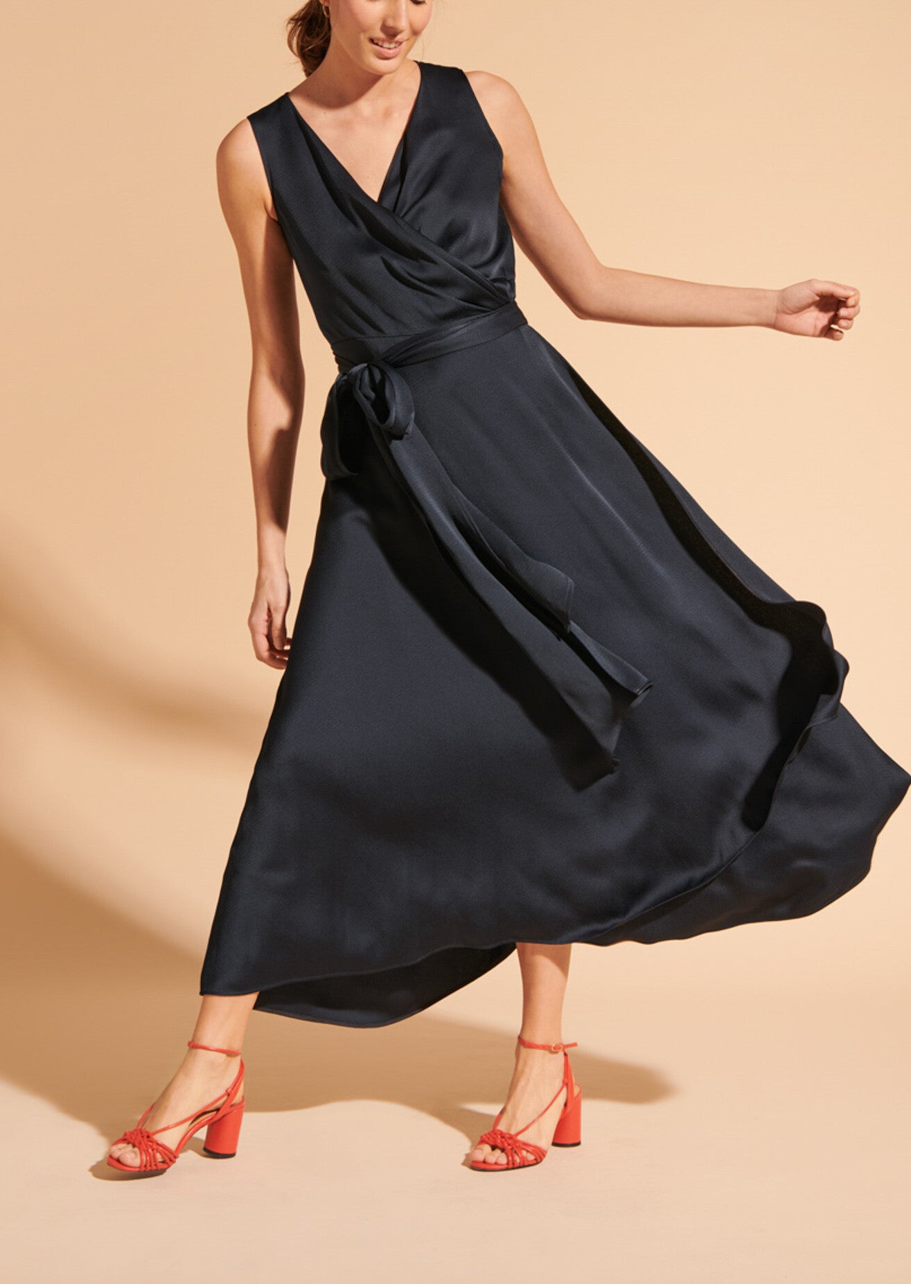 Robe cache-coeur Rosalbane sans manches bleu nuit en crêpe martelé Faume - seconde main