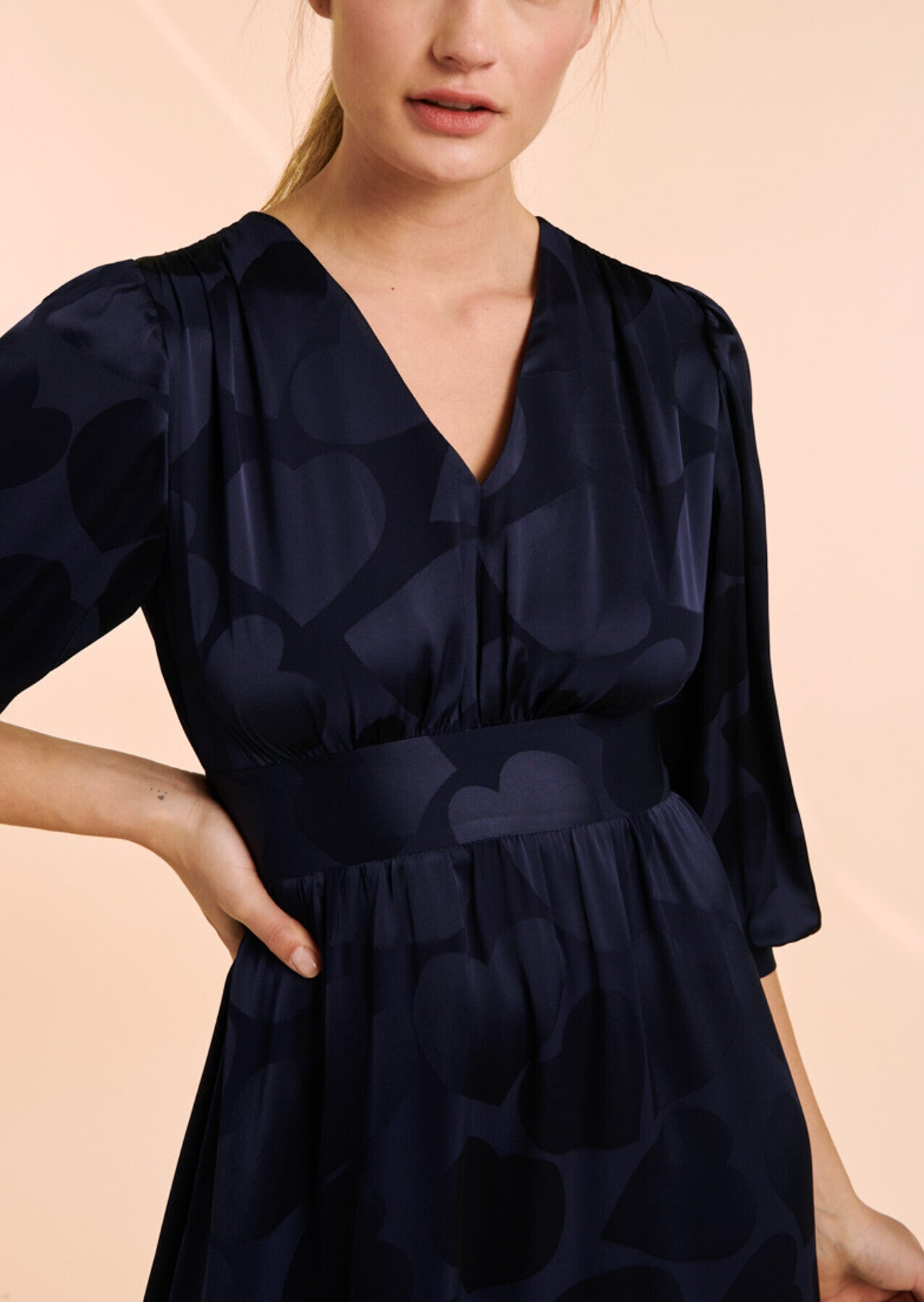 Robe Rémie mi-longue bleu nuit en viscose satinée imprimé coeurs Faume - seconde main
