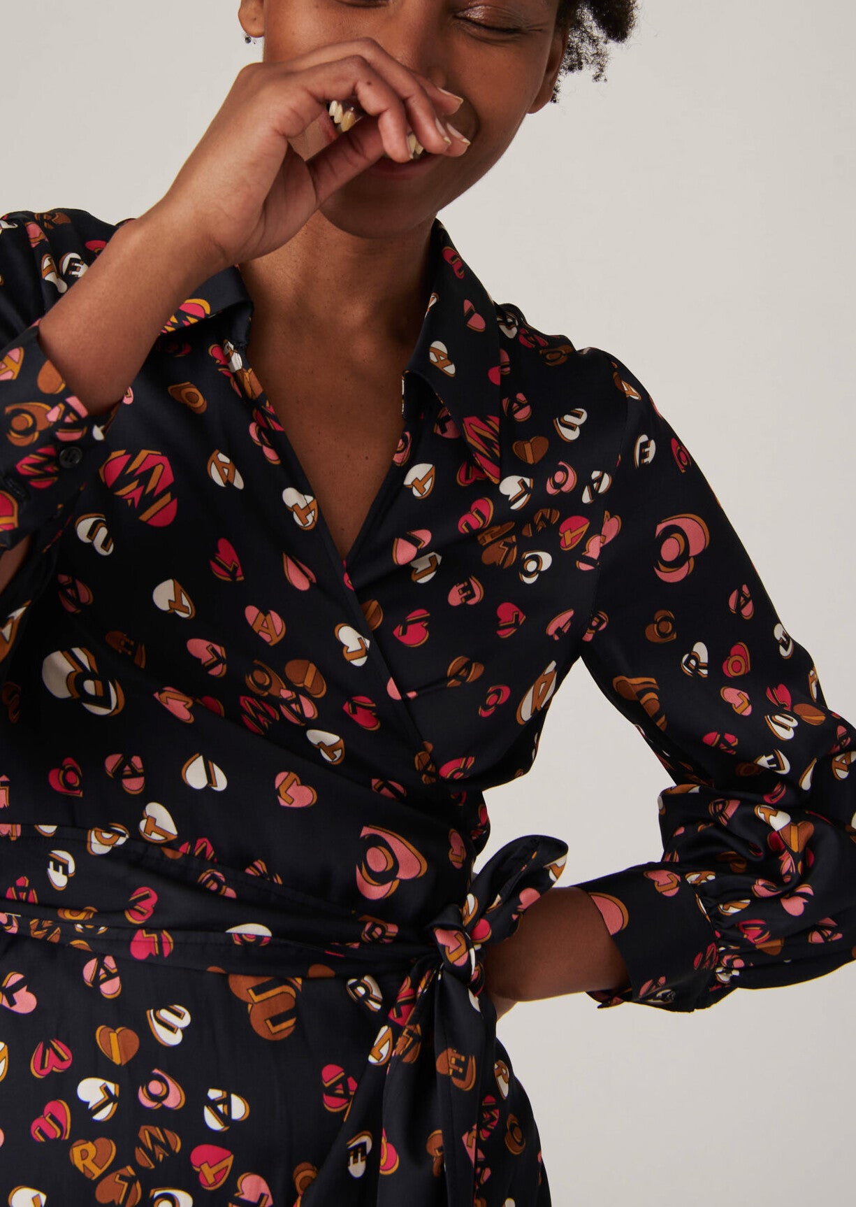 Robe cache-coeur Roselita bleu nuit imprimé coeurs en satin viscose Faume - seconde main