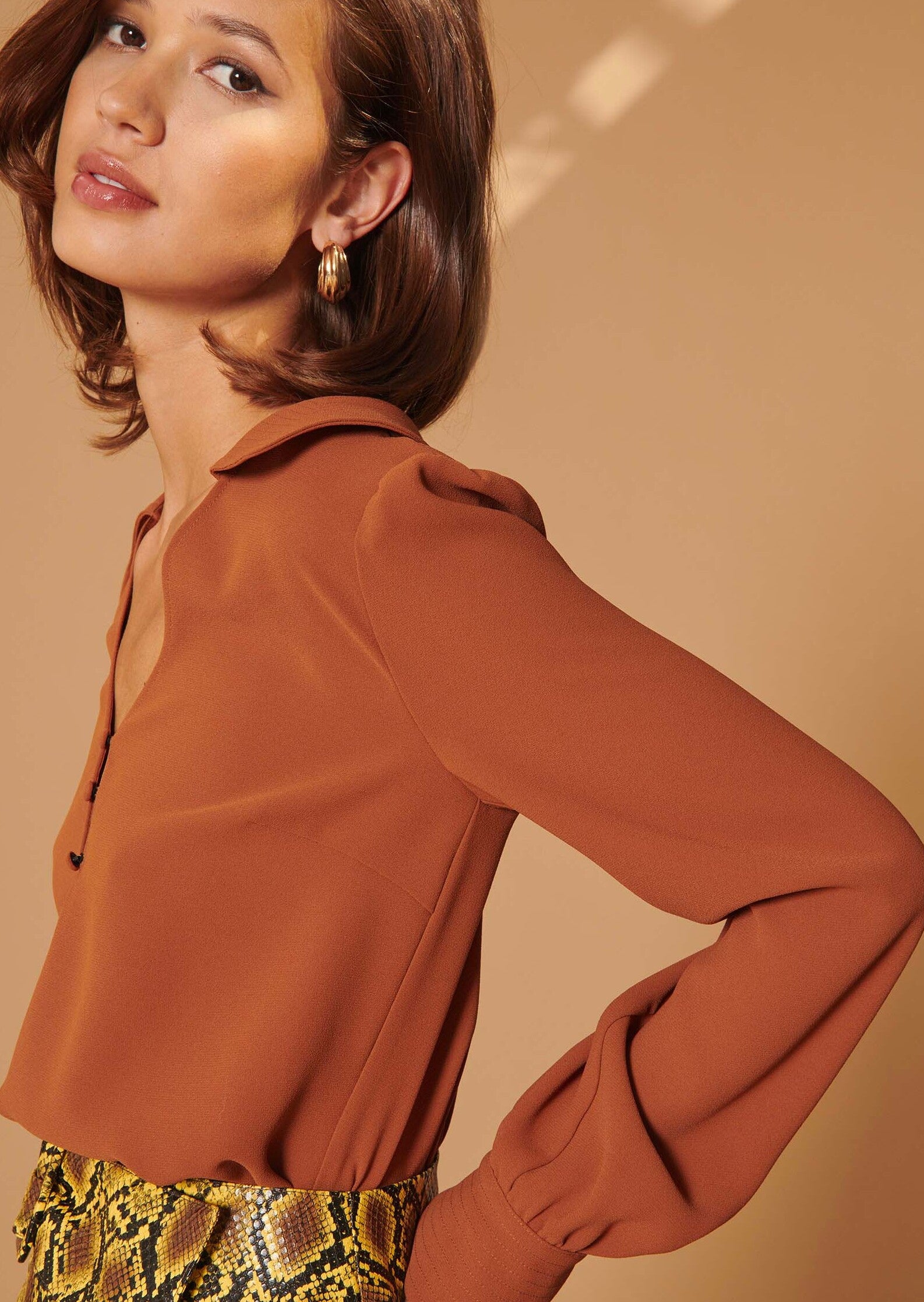 Top Tarabella marron en crêpe Faume - seconde main