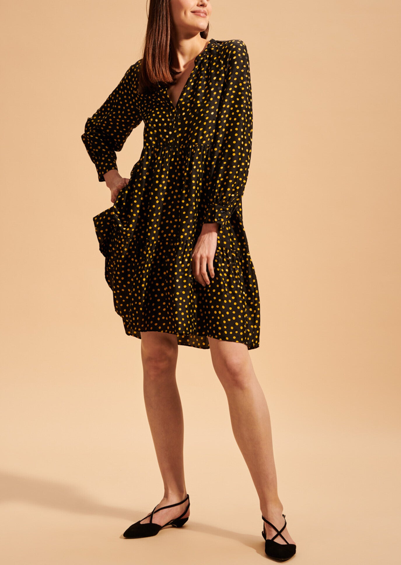 Robe Rovika noire façonnée imprimé pois jaune Faume - seconde main