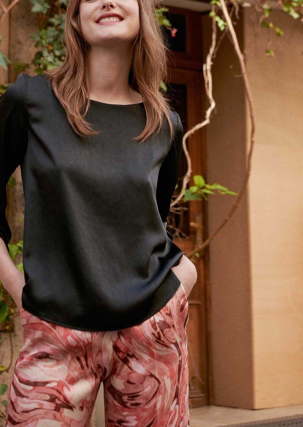 Top Tavi en crinkle satiné noir Faume - seconde main