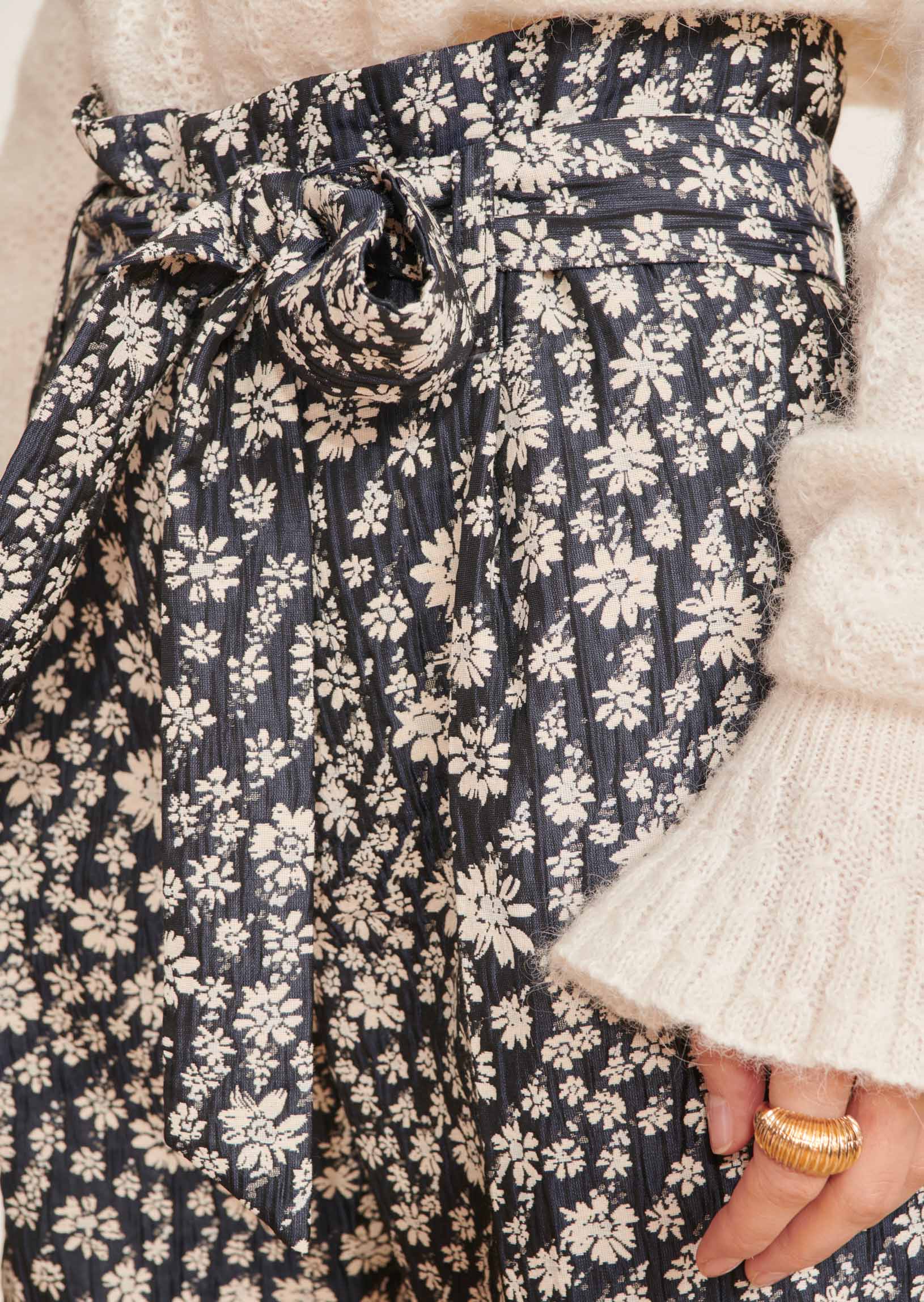 Pantalon Petillante bleu nuit en jacquard à fleurs Faume - seconde main