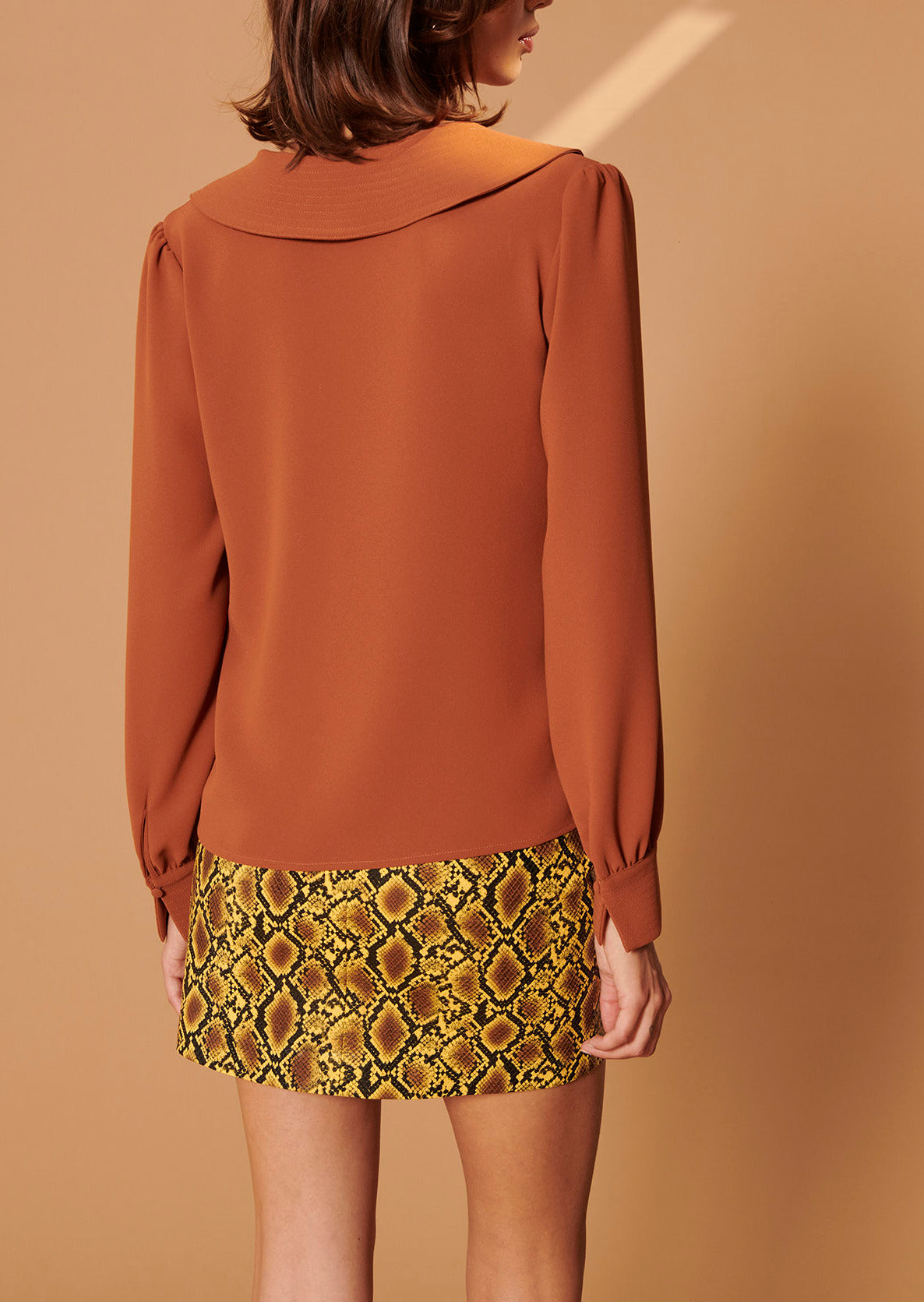 Top Tarabella marron en crêpe Faume - seconde main