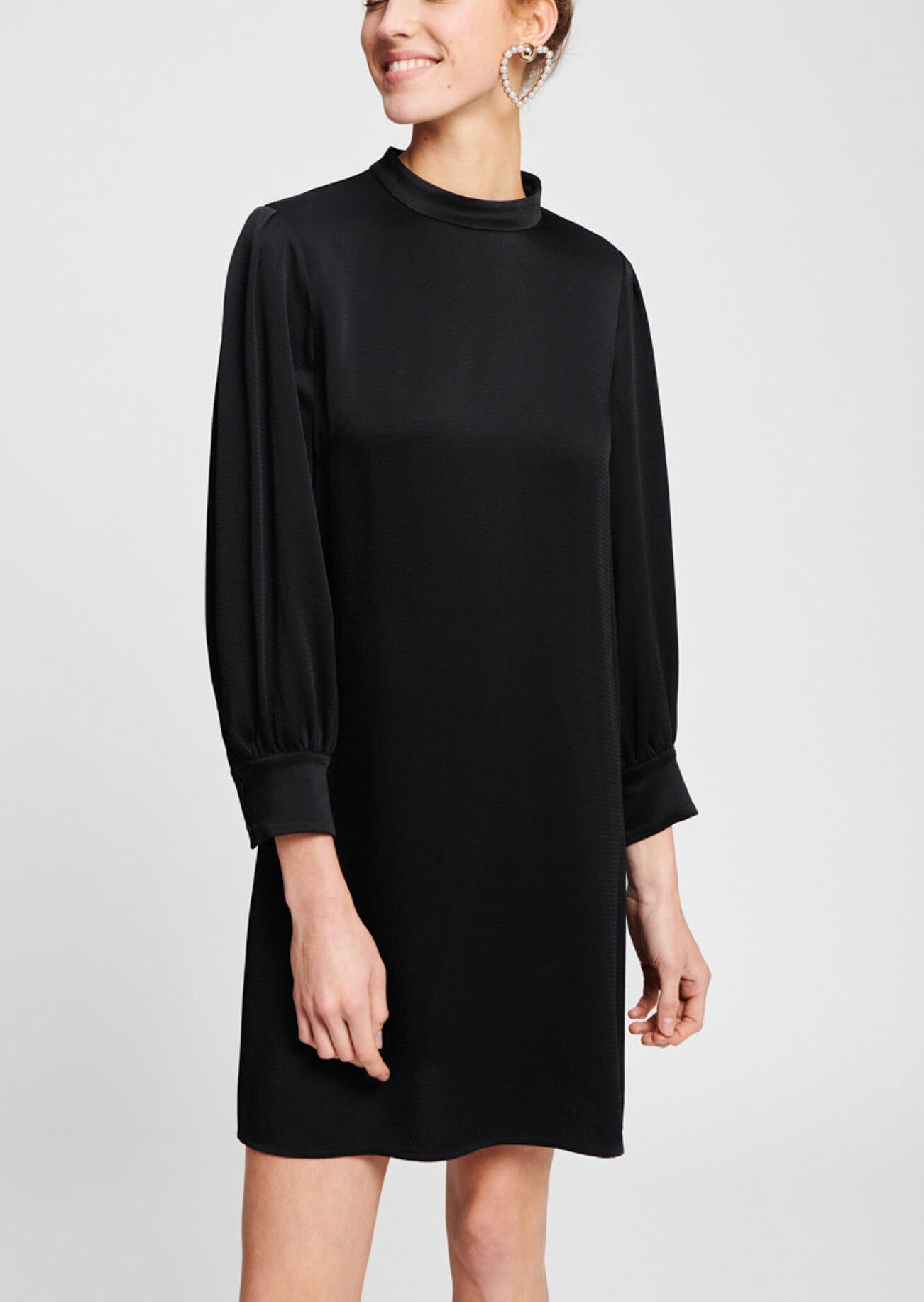 Robe ample noire en satin martelé Faume - seconde main