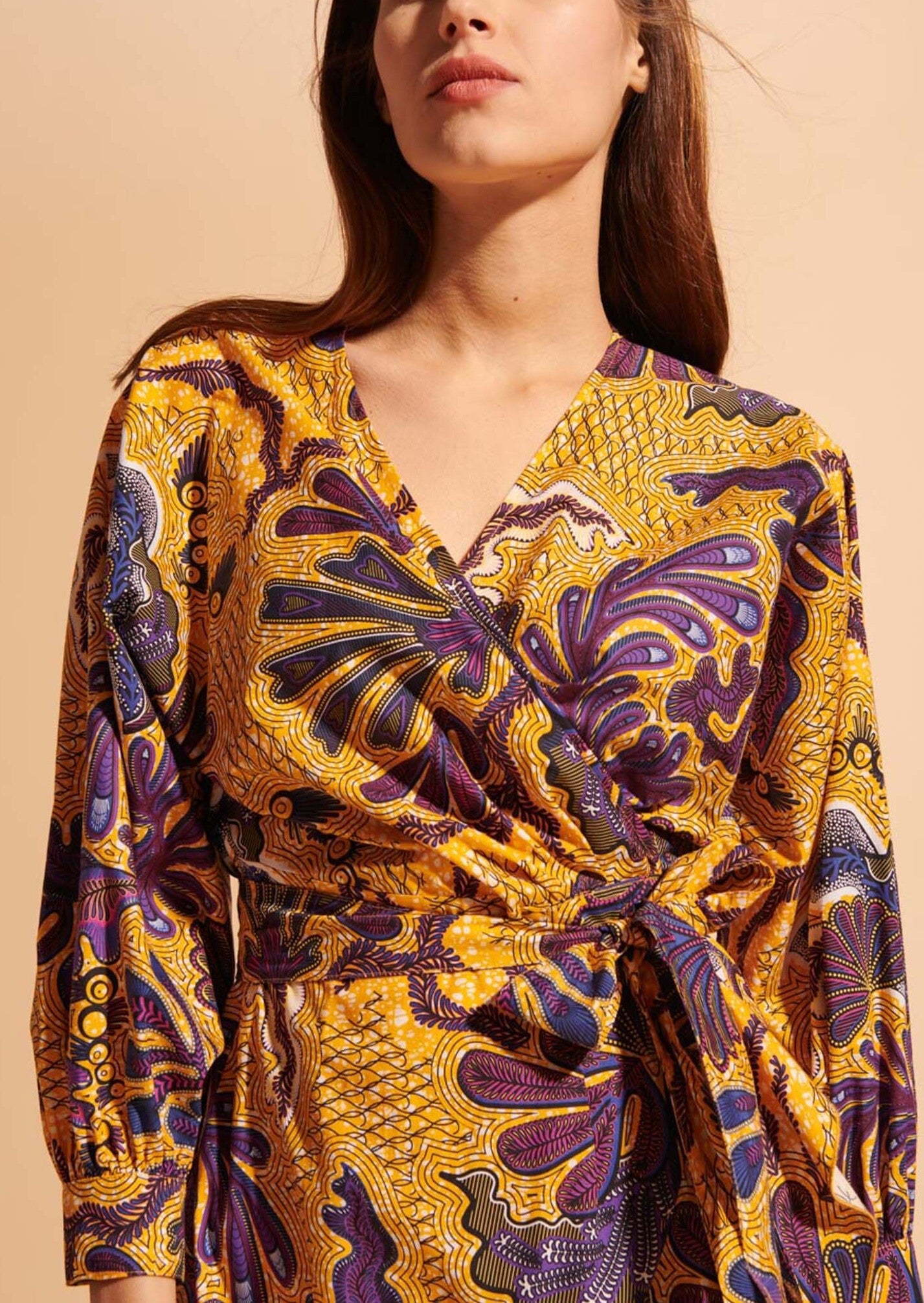 Robe cache-coeur Roza courte en popeline imprimé wax jaune Faume - seconde main