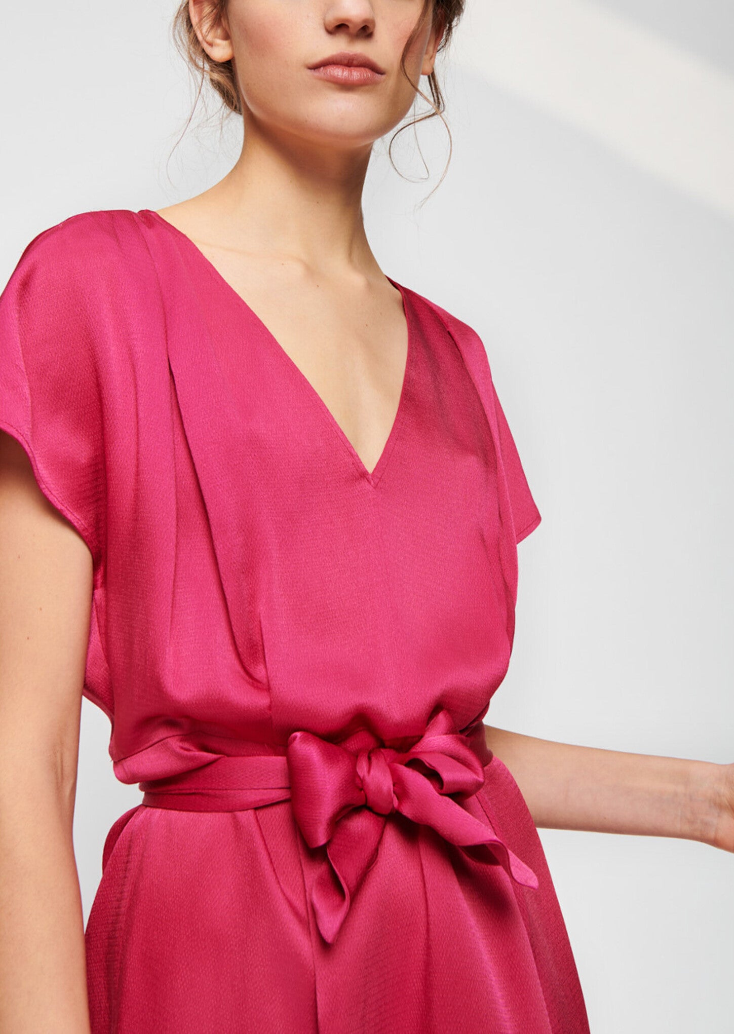 Robe courte azalée en satin martelé Faume - seconde main