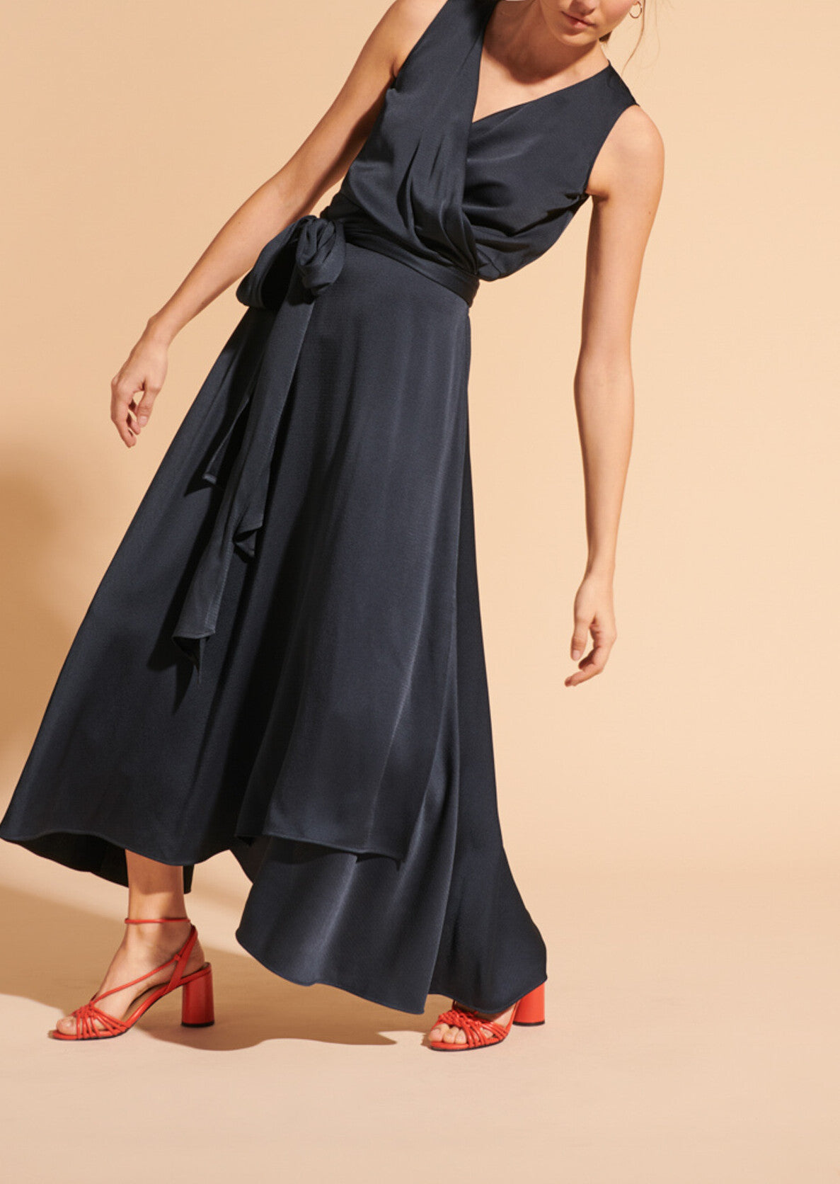 Robe cache-coeur Rosalbane sans manches bleu nuit en crêpe martelé Faume - seconde main