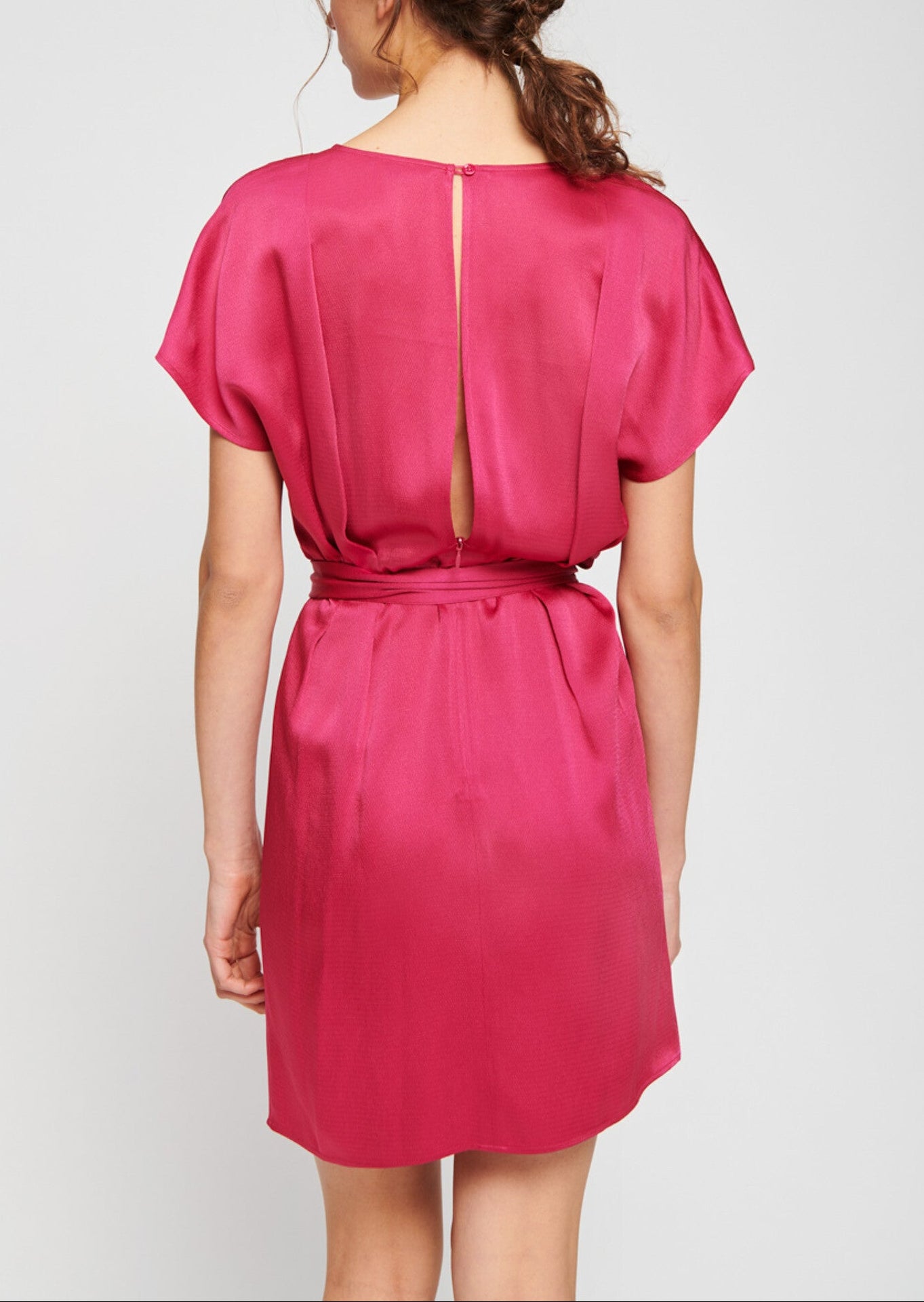 Robe courte azalée en satin martelé Faume - seconde main