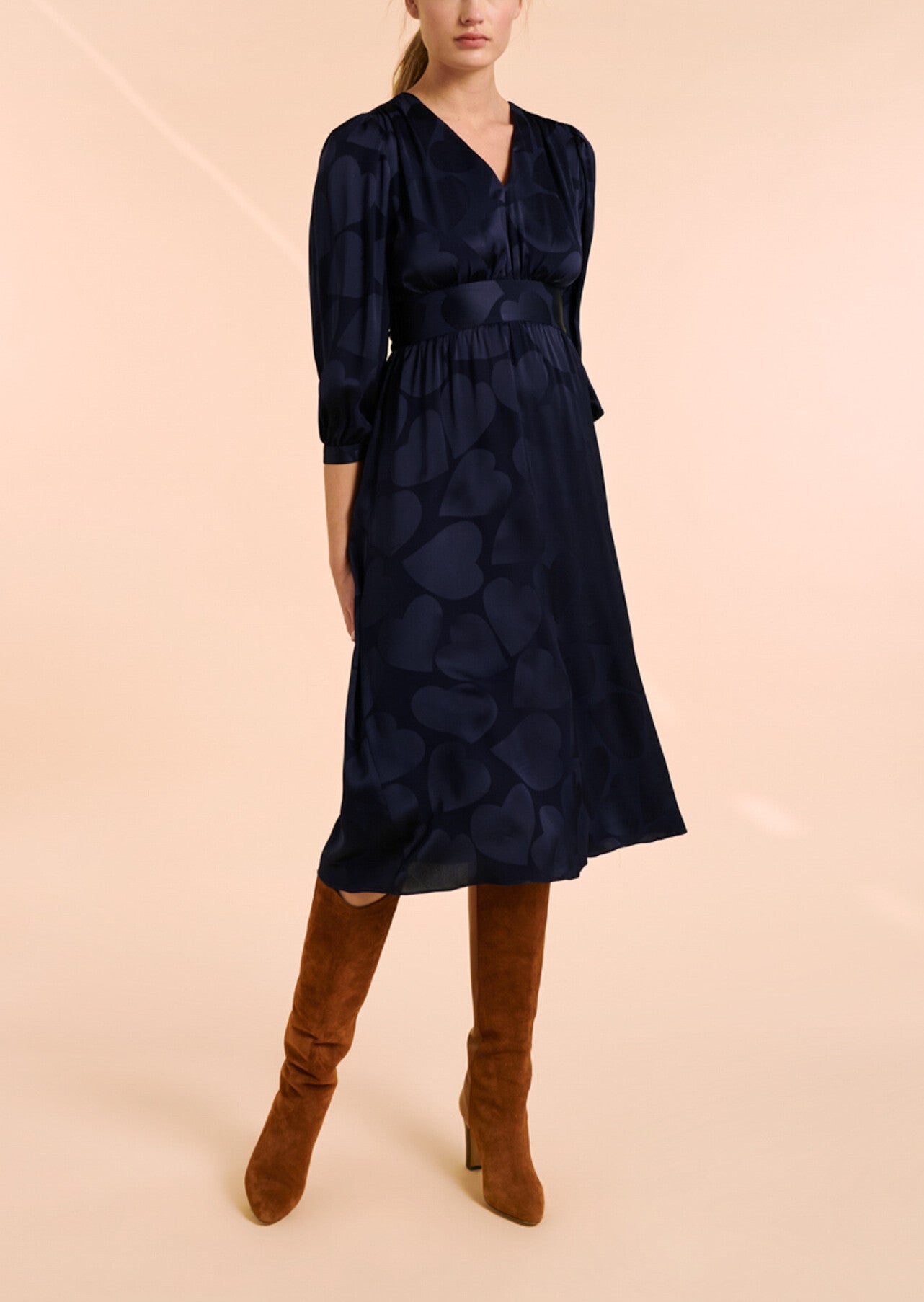 Robe Rémie mi-longue bleu nuit en viscose satinée imprimé coeurs Faume - seconde main