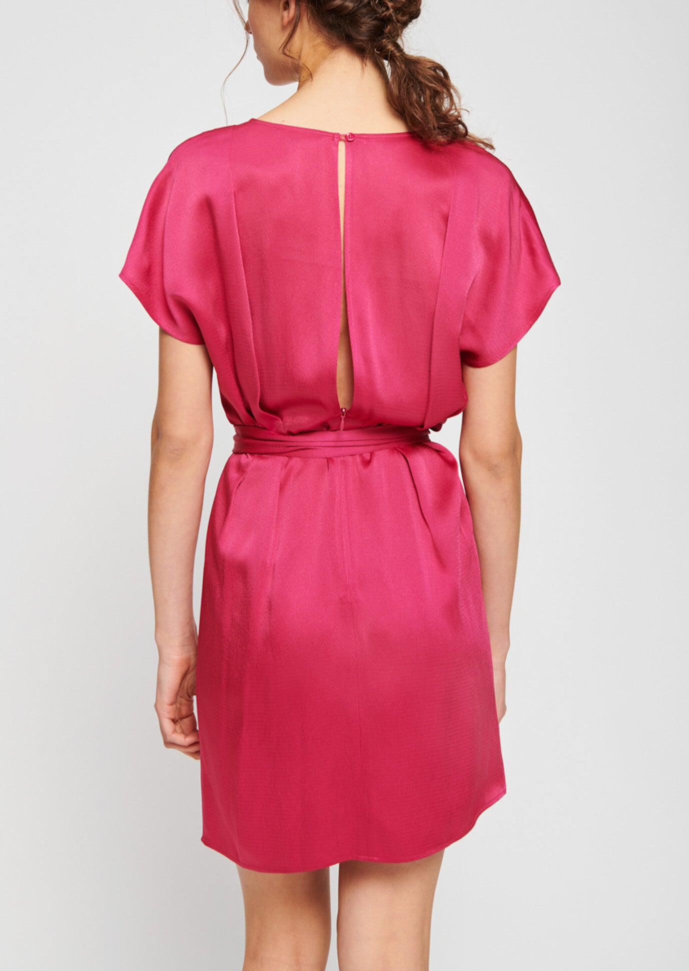 Robe courte azalée en satin martelé Faume - seconde main