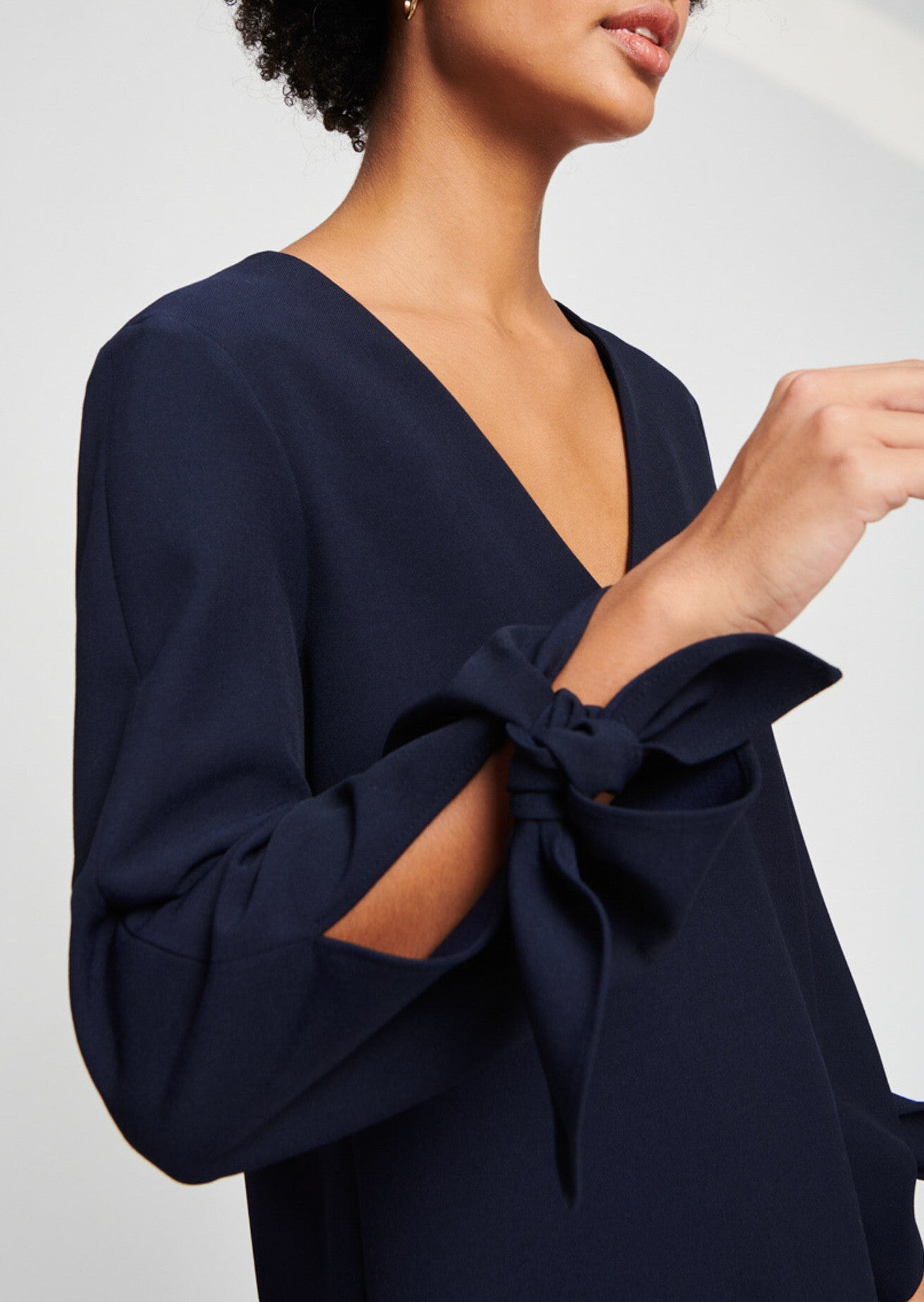 Robe tunique bleu nuit nouée aux manches en toile gabardine Faume - seconde main