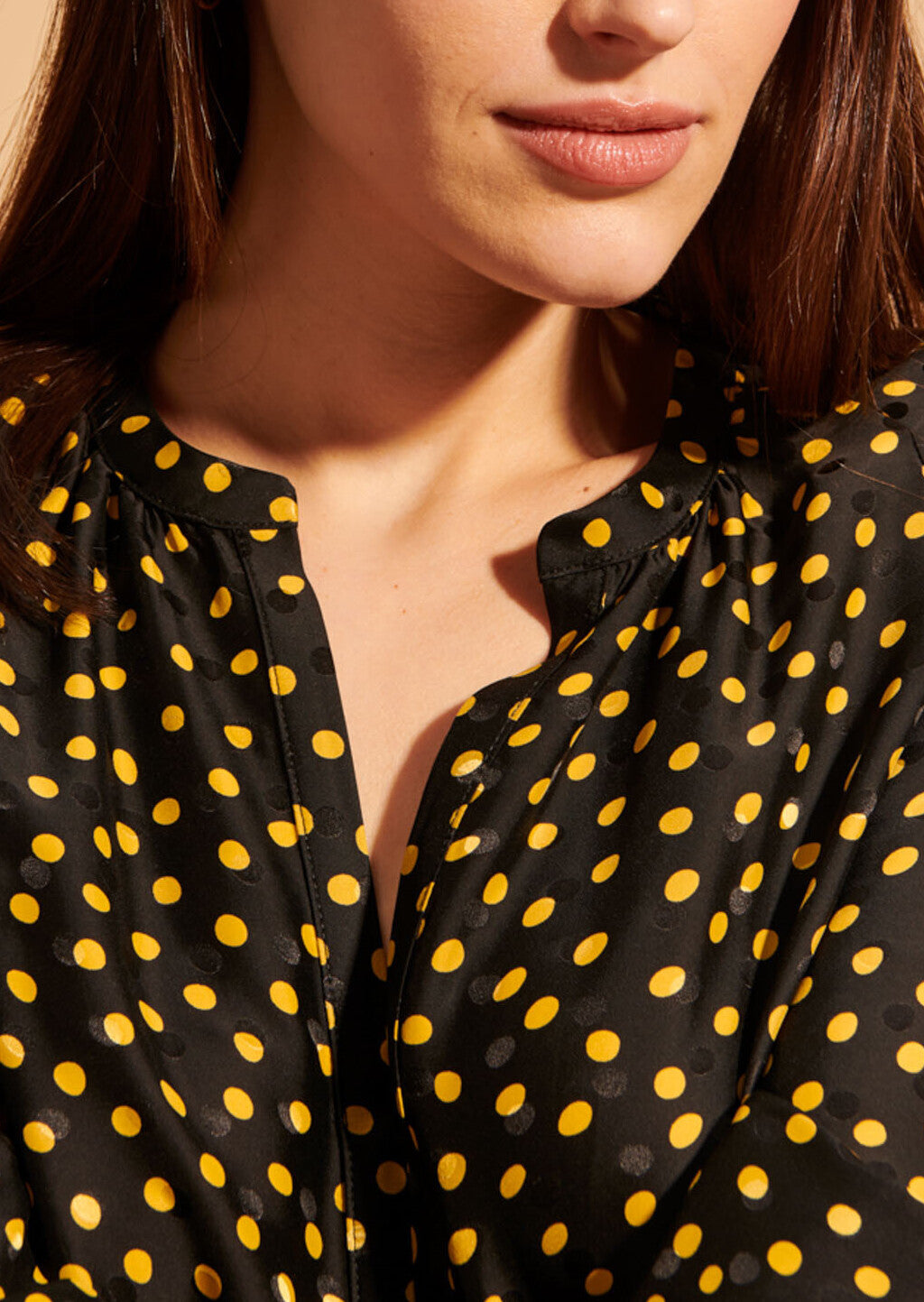 Robe Rovika noire façonnée imprimé pois jaune Faume - seconde main