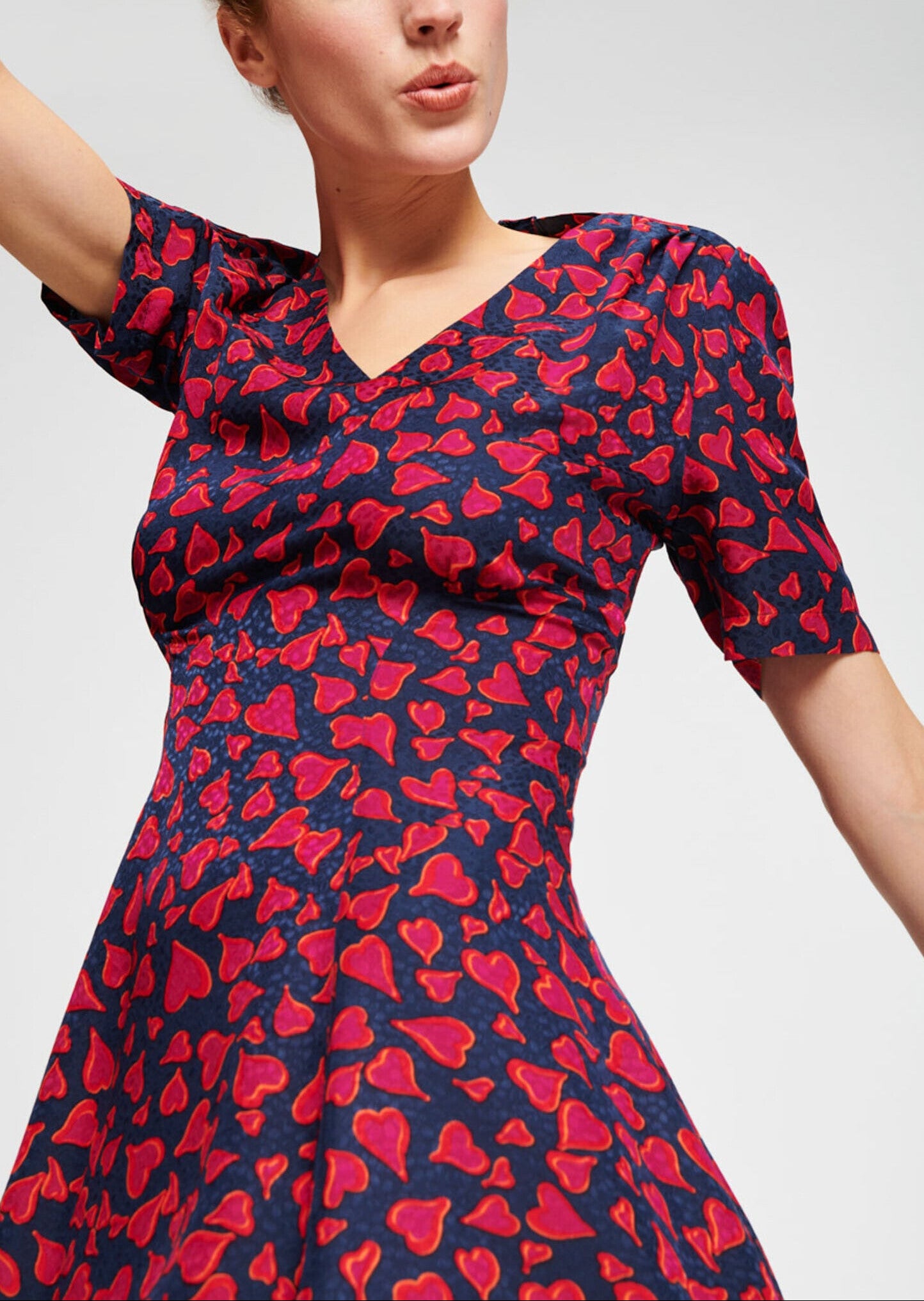 Robe courte bleu nuit motif cœurs rouges Faume - seconde main