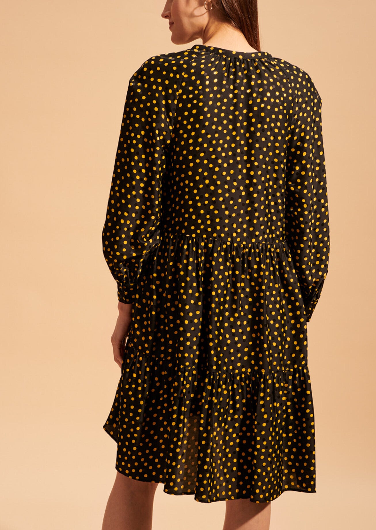 Robe Rovika noire façonnée imprimé pois jaune Faume - seconde main