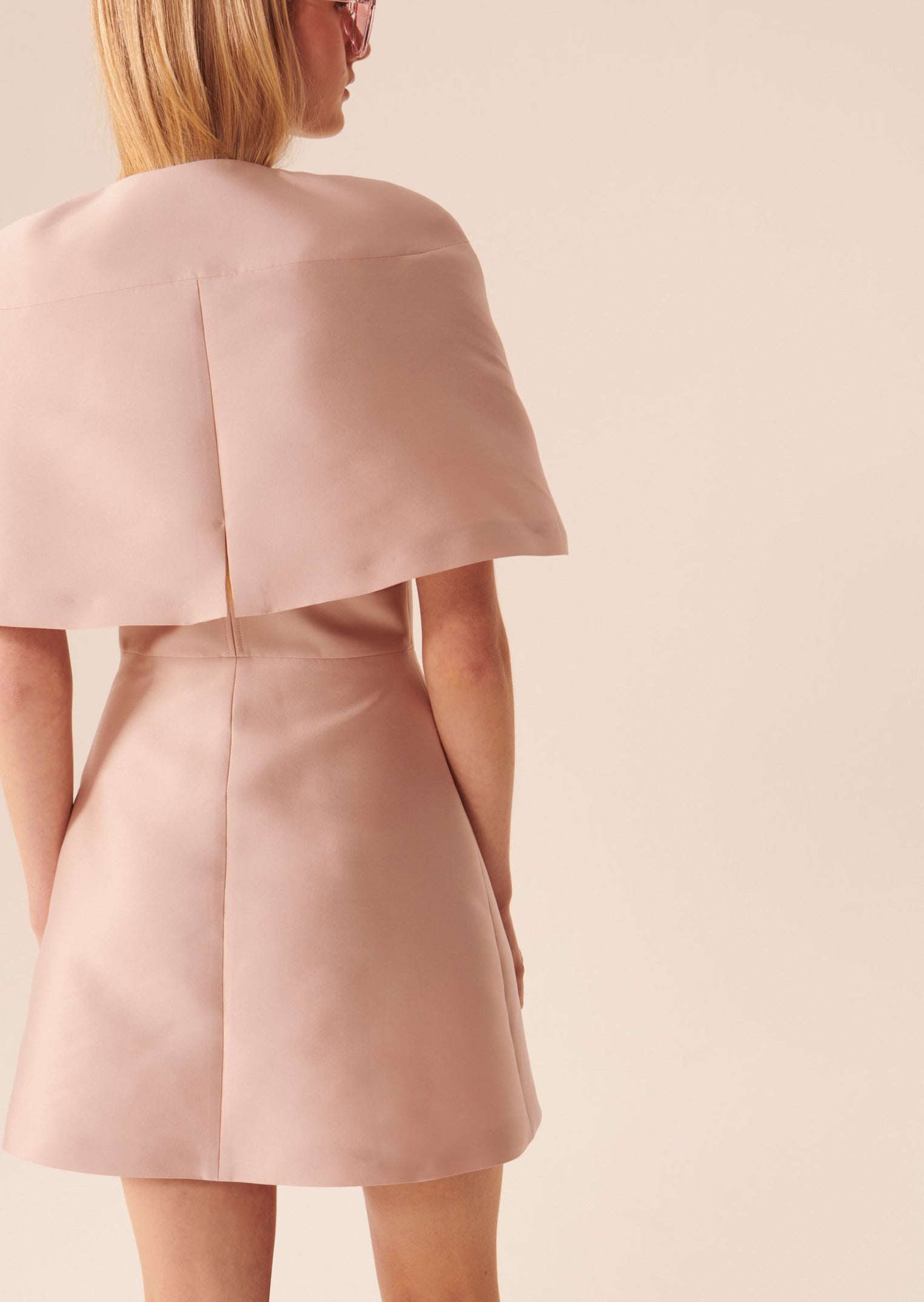 Cape Valeria nude en satin Faume - seconde main