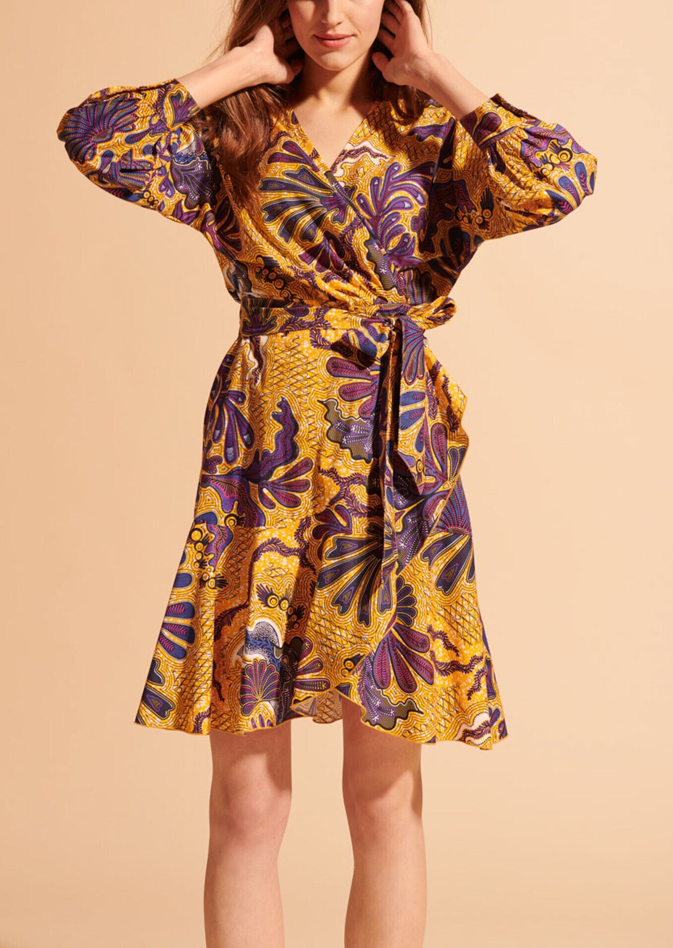 Robe cache-coeur Roza courte en popeline imprimé wax jaune Faume - seconde main