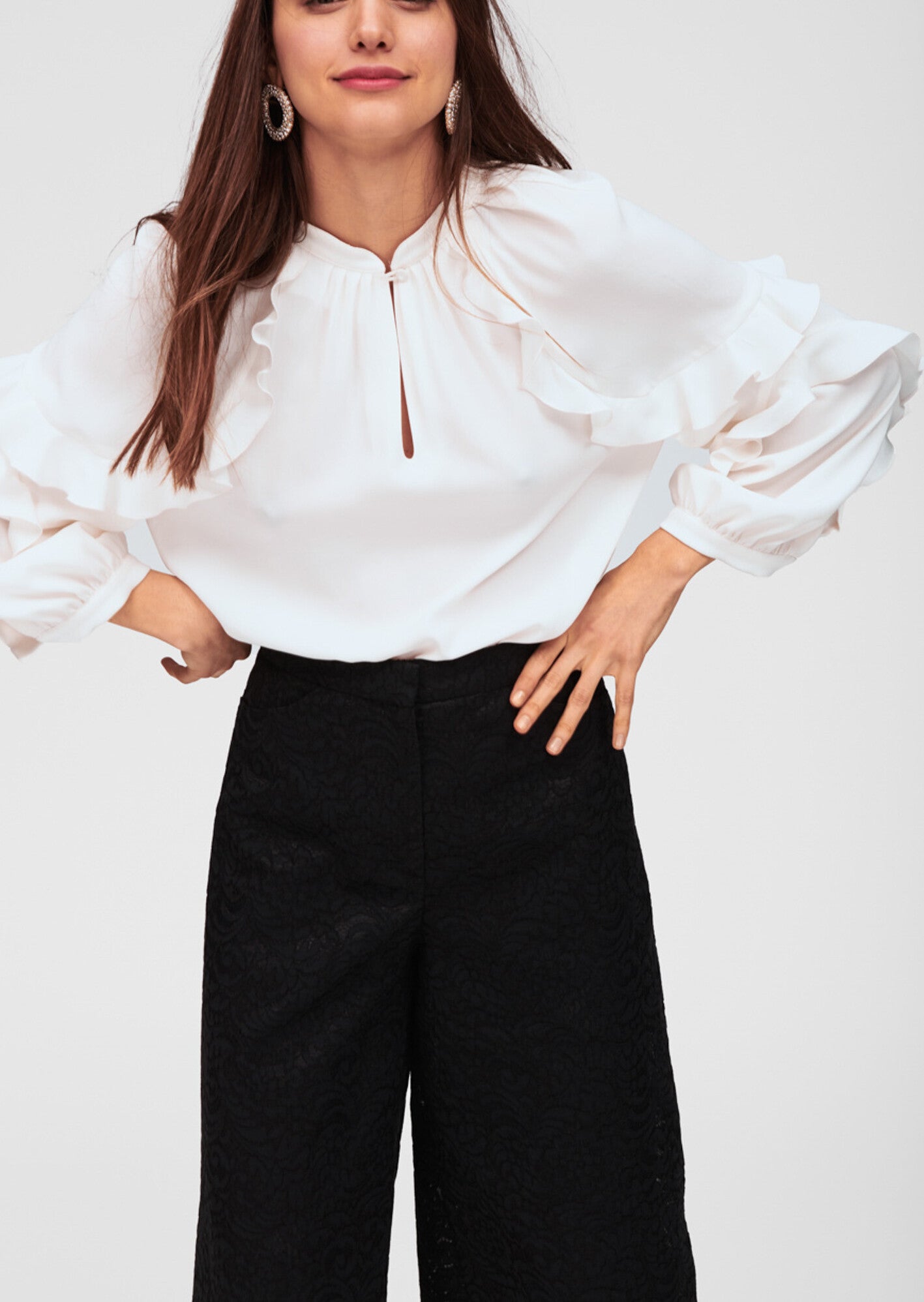 Pantalon 3/4 noir avec détails broderies Faume - seconde main