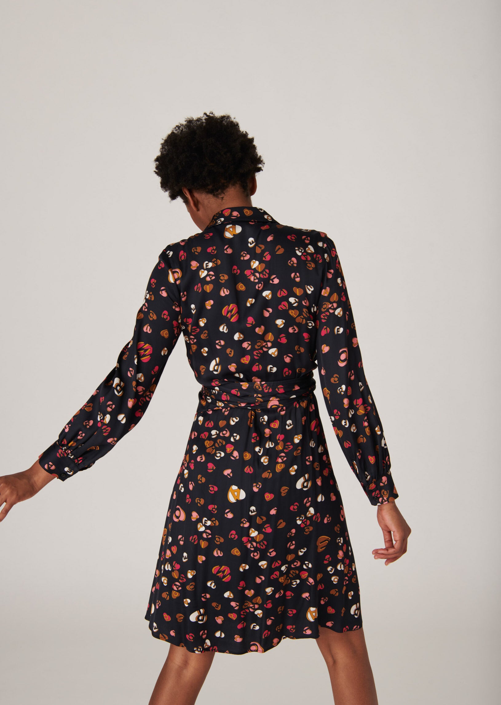 Robe cache-coeur Roselita bleu nuit imprimé coeurs en satin viscose Faume - seconde main