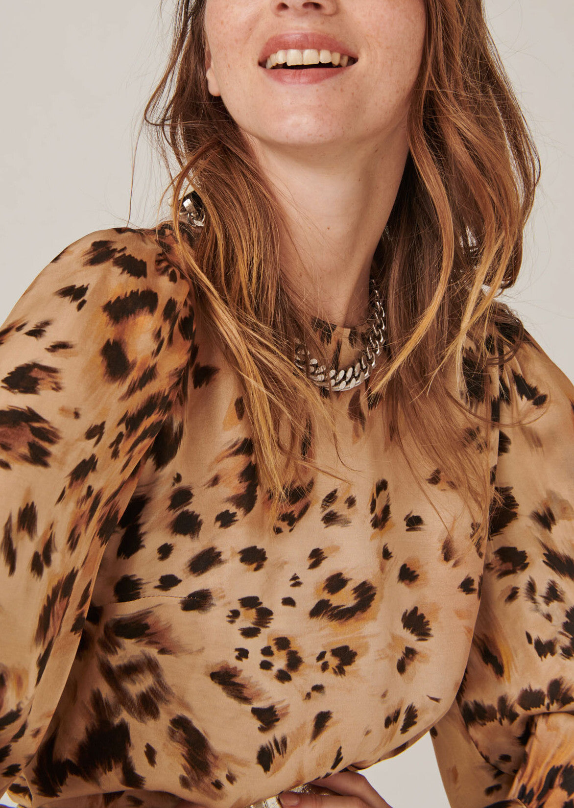 Blouse Tonina imprimé léopard sur satin viscose Faume - seconde main