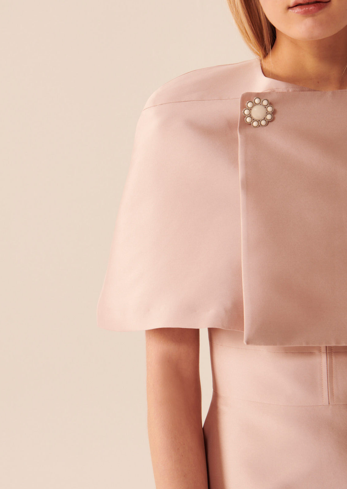 Cape Valeria nude en satin Faume - seconde main