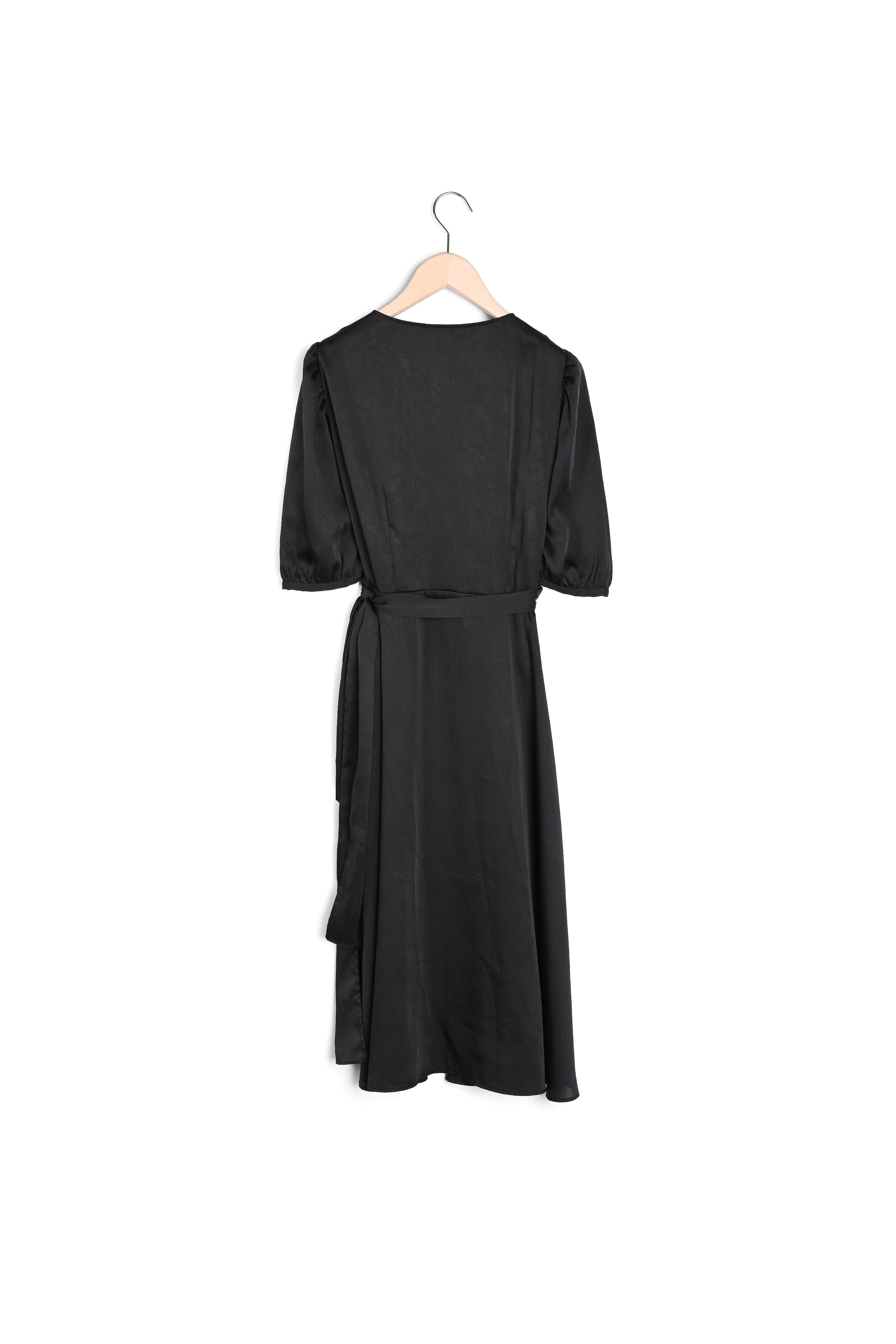 Robe cache-cœur Rikky  noire en crinkle satiné Faume - seconde main