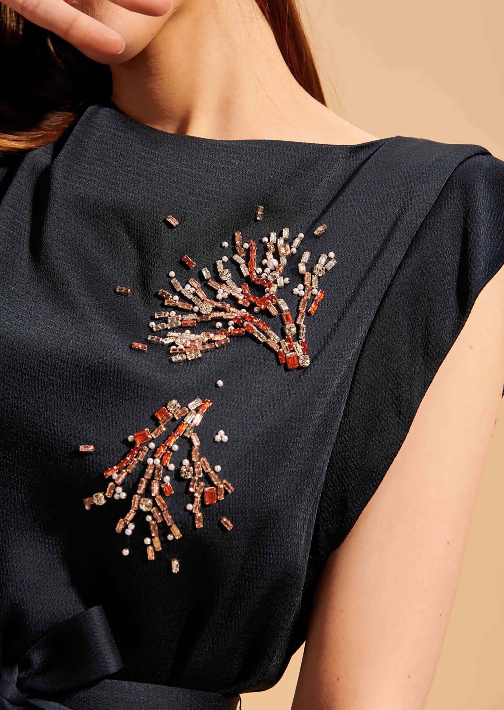 Robe Roisin bleue nuit en crêpe martelé brodée de strass Faume - seconde main