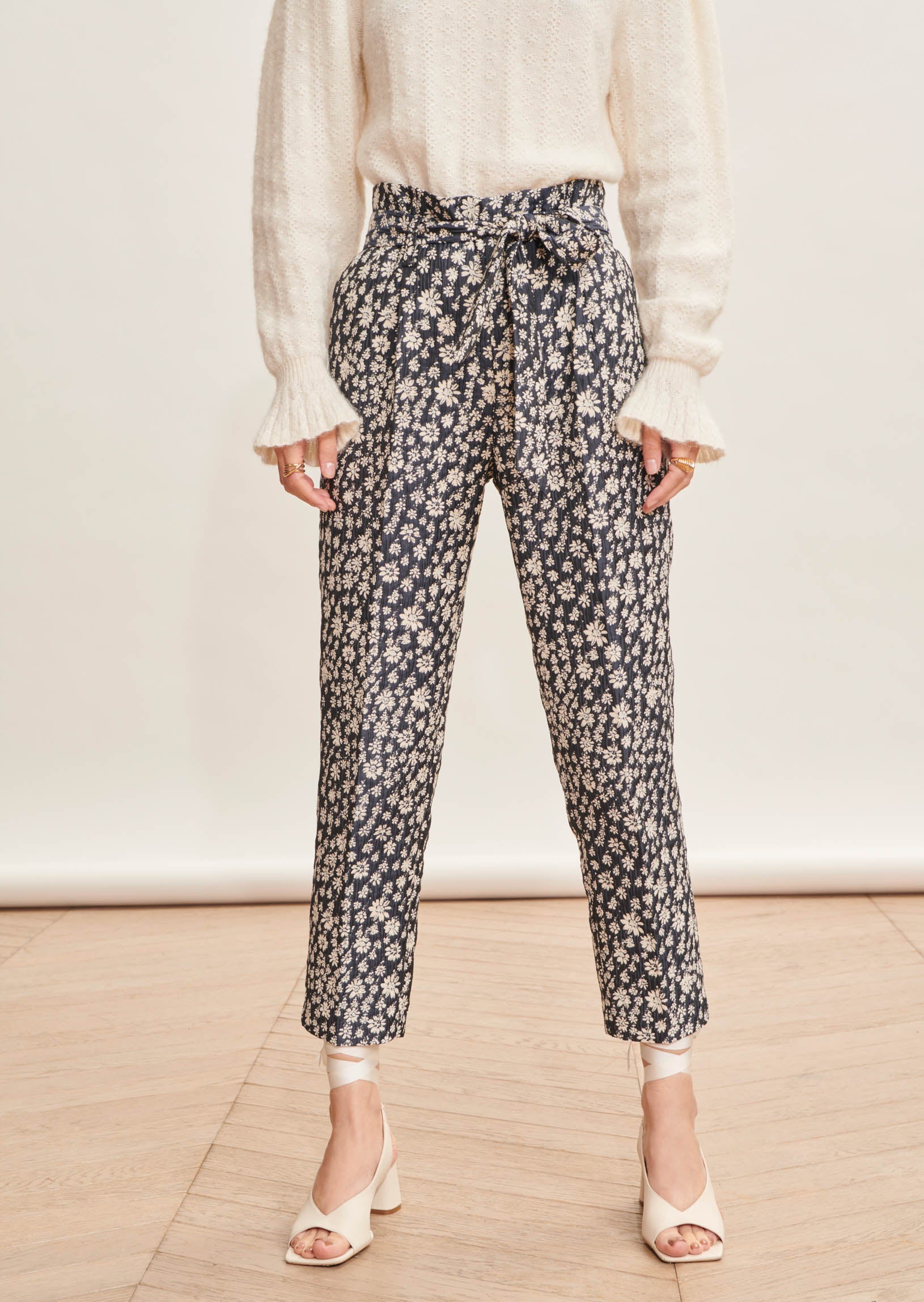 Pantalon Petillante bleu nuit en jacquard à fleurs Faume - seconde main