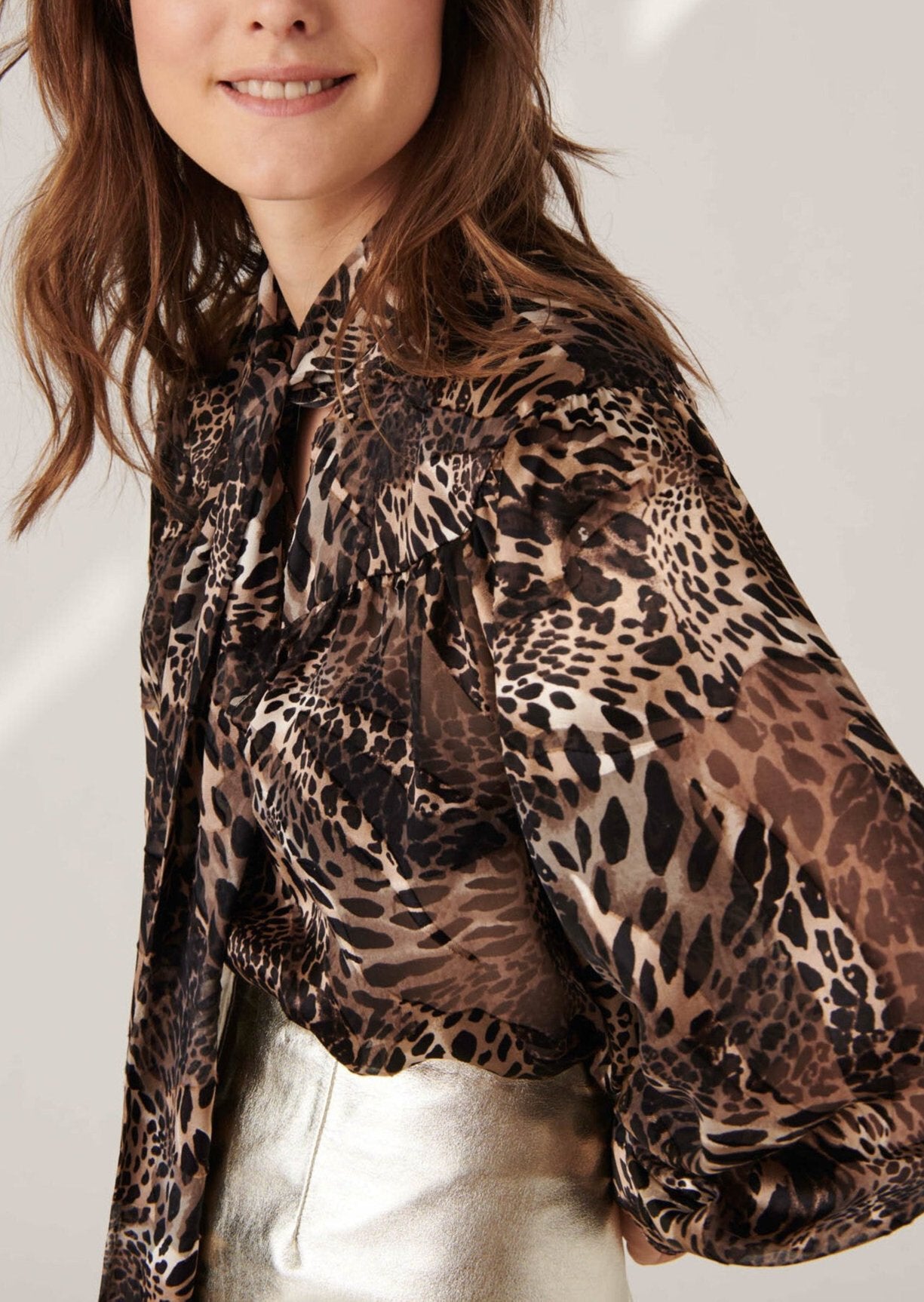 Blouse lavallière Titien imprimé dévoré animal sur viscose de soie Faume - seconde main