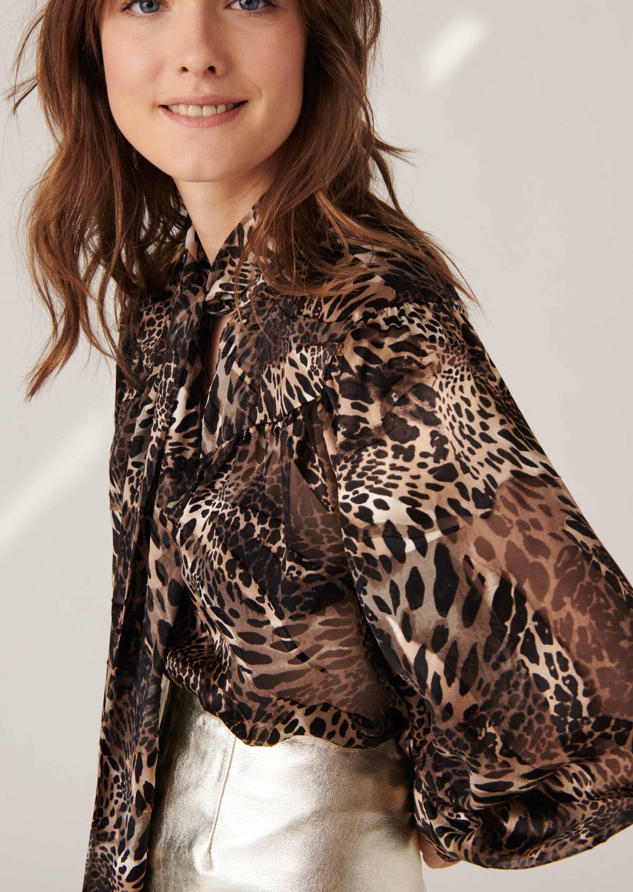 Blouse lavallière Titien imprimé dévoré animal sur viscose de soie Faume - seconde main