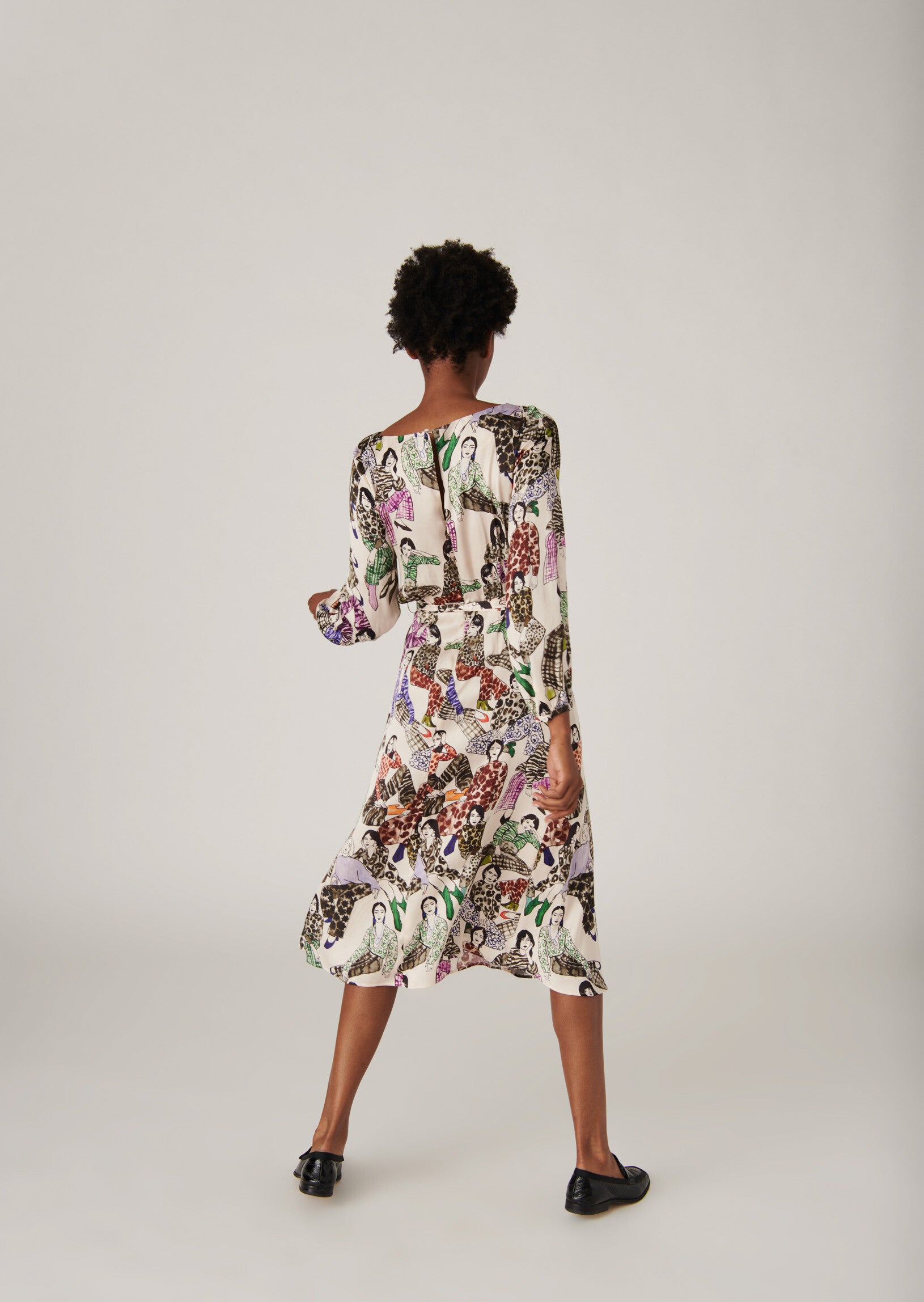 Robe Rylly mi-longue imprimé figurines sur satin viscose beige Faume - seconde main